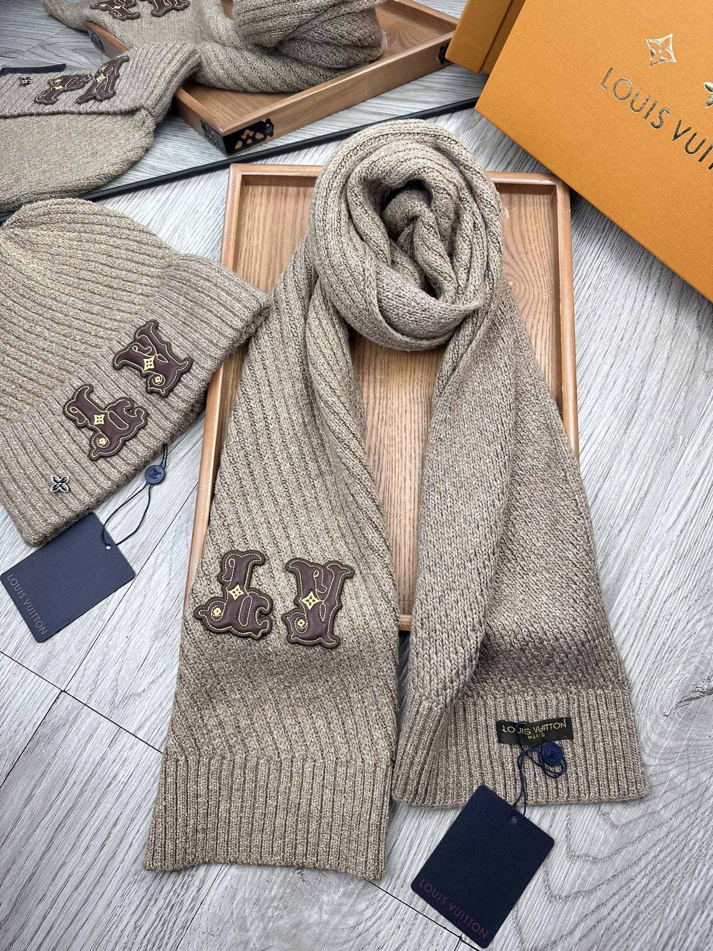🌹。L家。 【羊毛套装帽子】经典套装帽子！帽子➕围巾！70%羊毛➕30%兔毛。暖暖哒超级舒服～冬日小姐姐减龄神器哦～这个