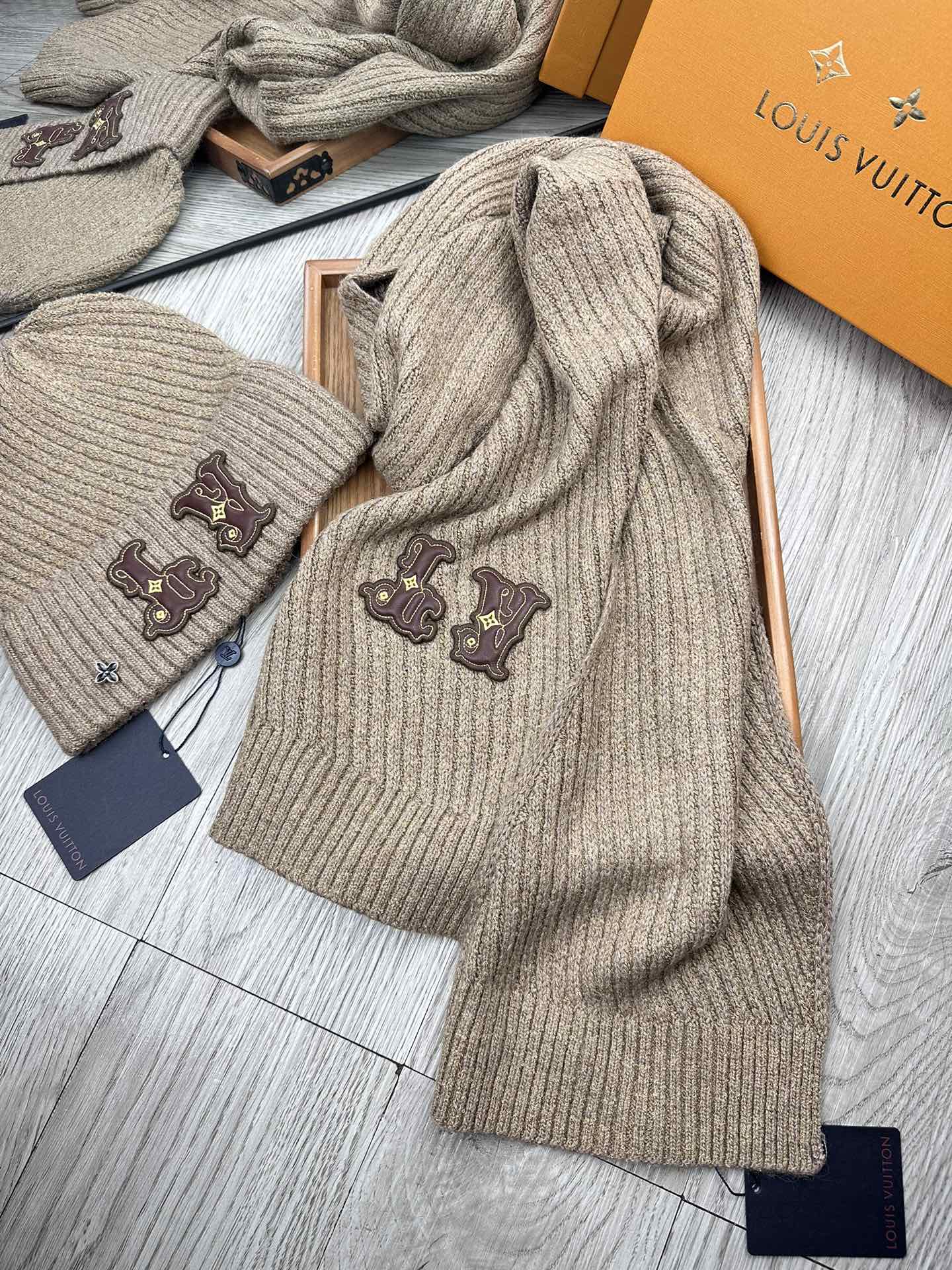 🌹。L家。 【羊毛套装帽子】经典套装帽子！帽子➕围巾！70%羊毛➕30%兔毛。暖暖哒超级舒服～冬日小姐姐减龄神器哦～这个