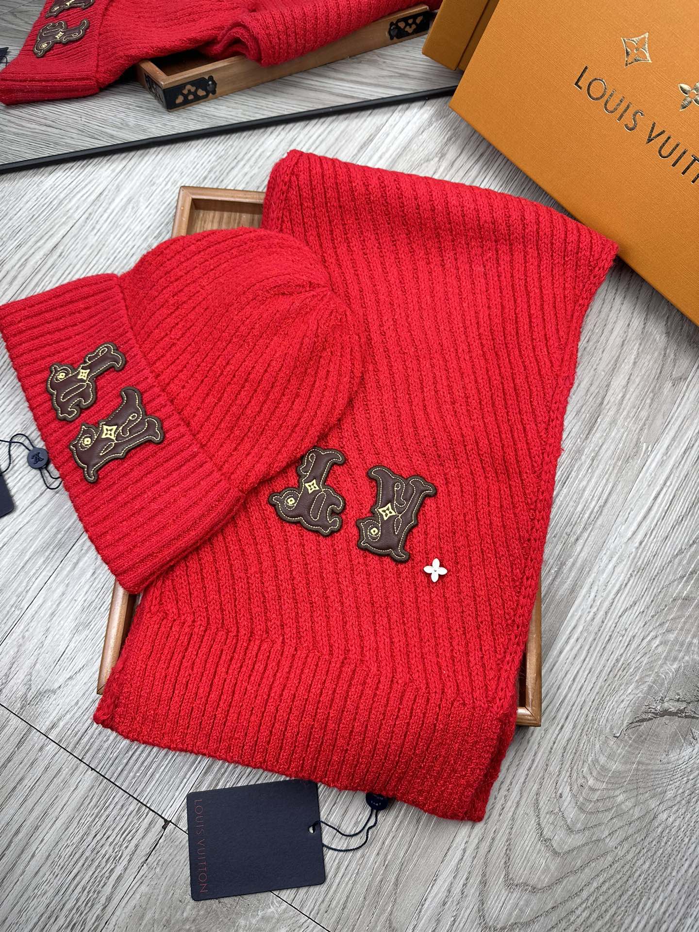 🌹。L家。 【羊毛套装帽子】经典套装帽子！帽子➕围巾！70%羊毛➕30%兔毛。暖暖哒超级舒服～冬日小姐姐减龄神器哦～这个