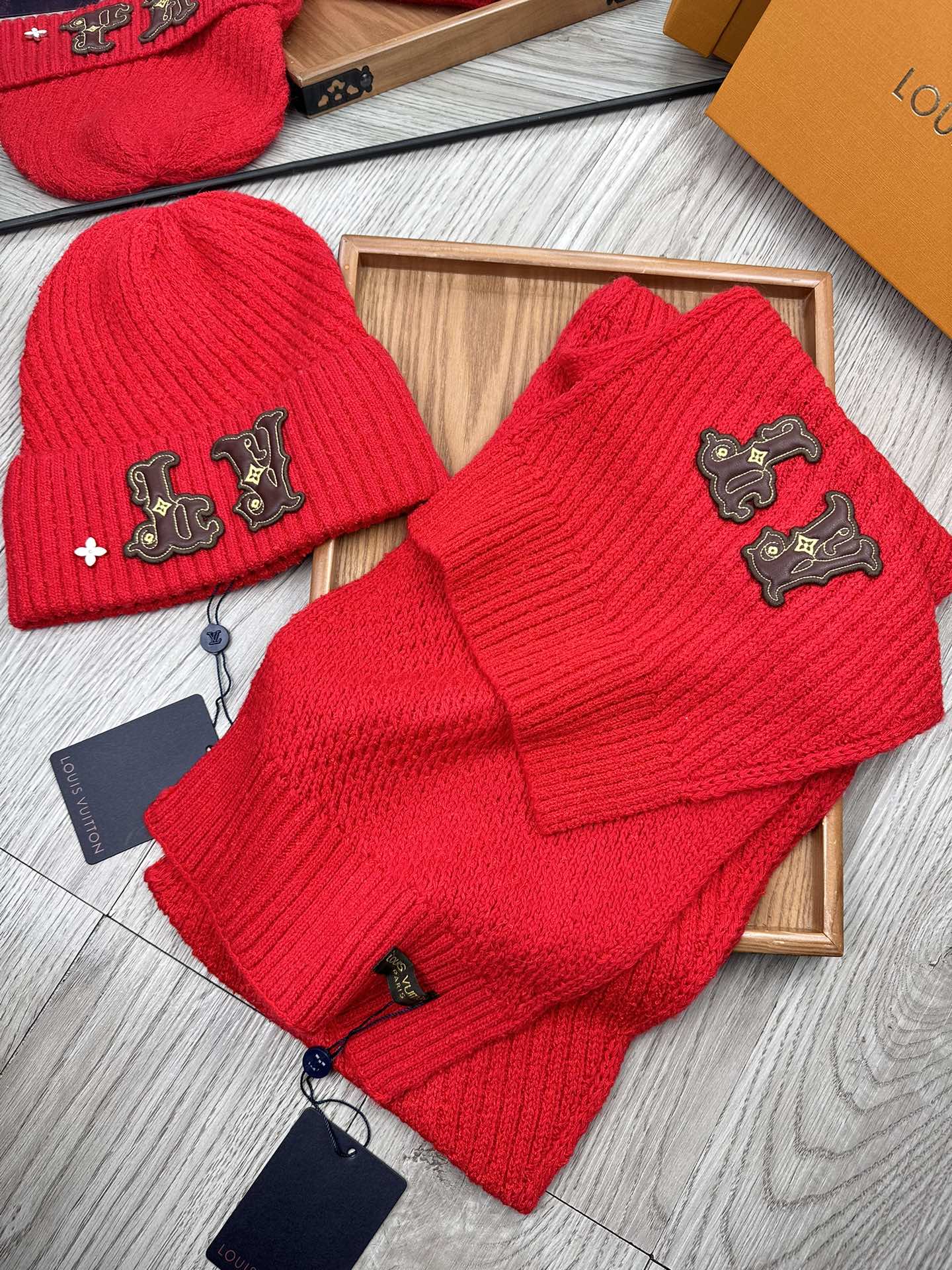 🌹。L家。 【羊毛套装帽子】经典套装帽子！帽子➕围巾！70%羊毛➕30%兔毛。暖暖哒超级舒服～冬日小姐姐减龄神器哦～这个