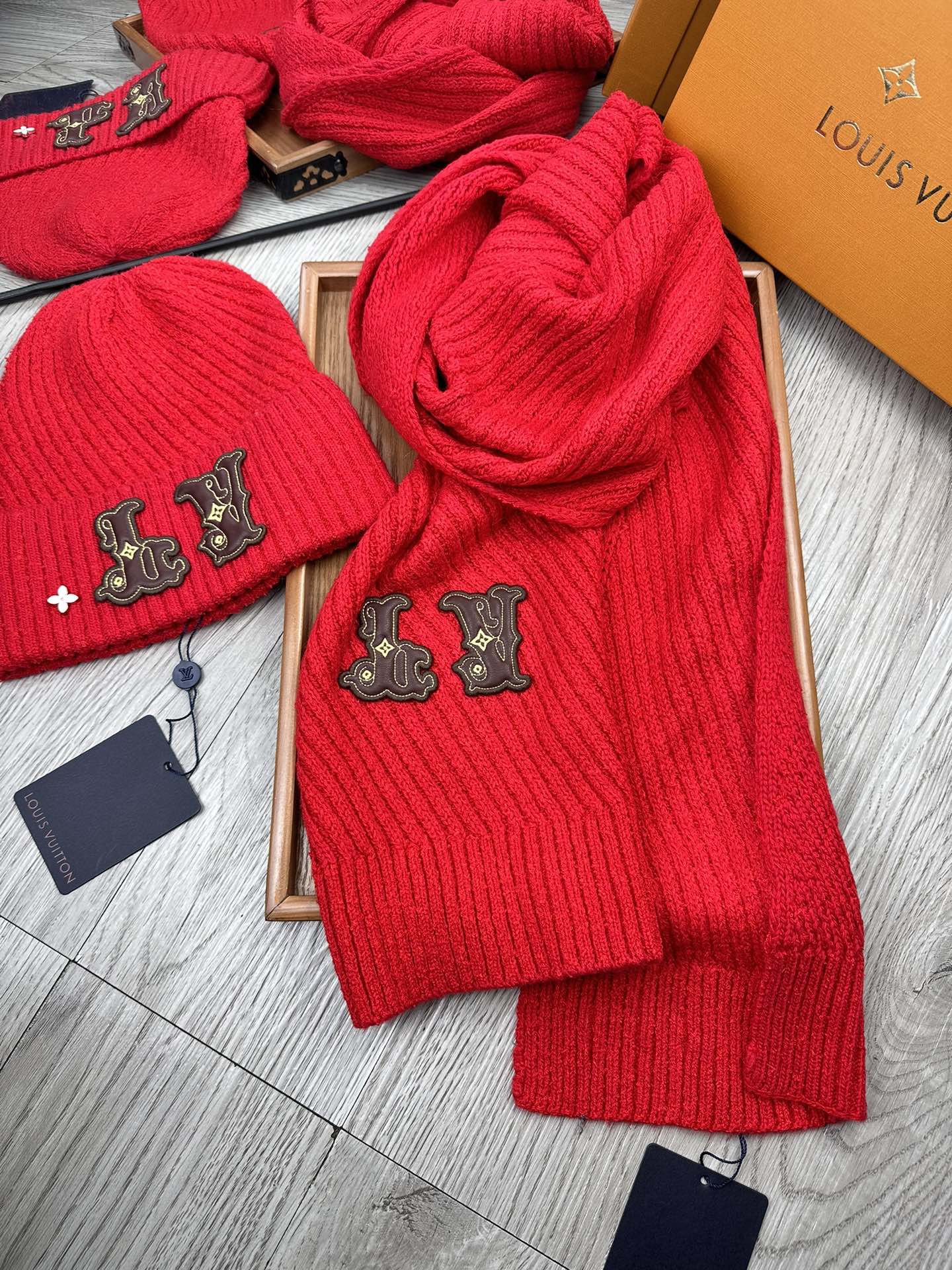 🌹。L家。 【羊毛套装帽子】经典套装帽子！帽子➕围巾！70%羊毛➕30%兔毛。暖暖哒超级舒服～冬日小姐姐减龄神器哦～这个
