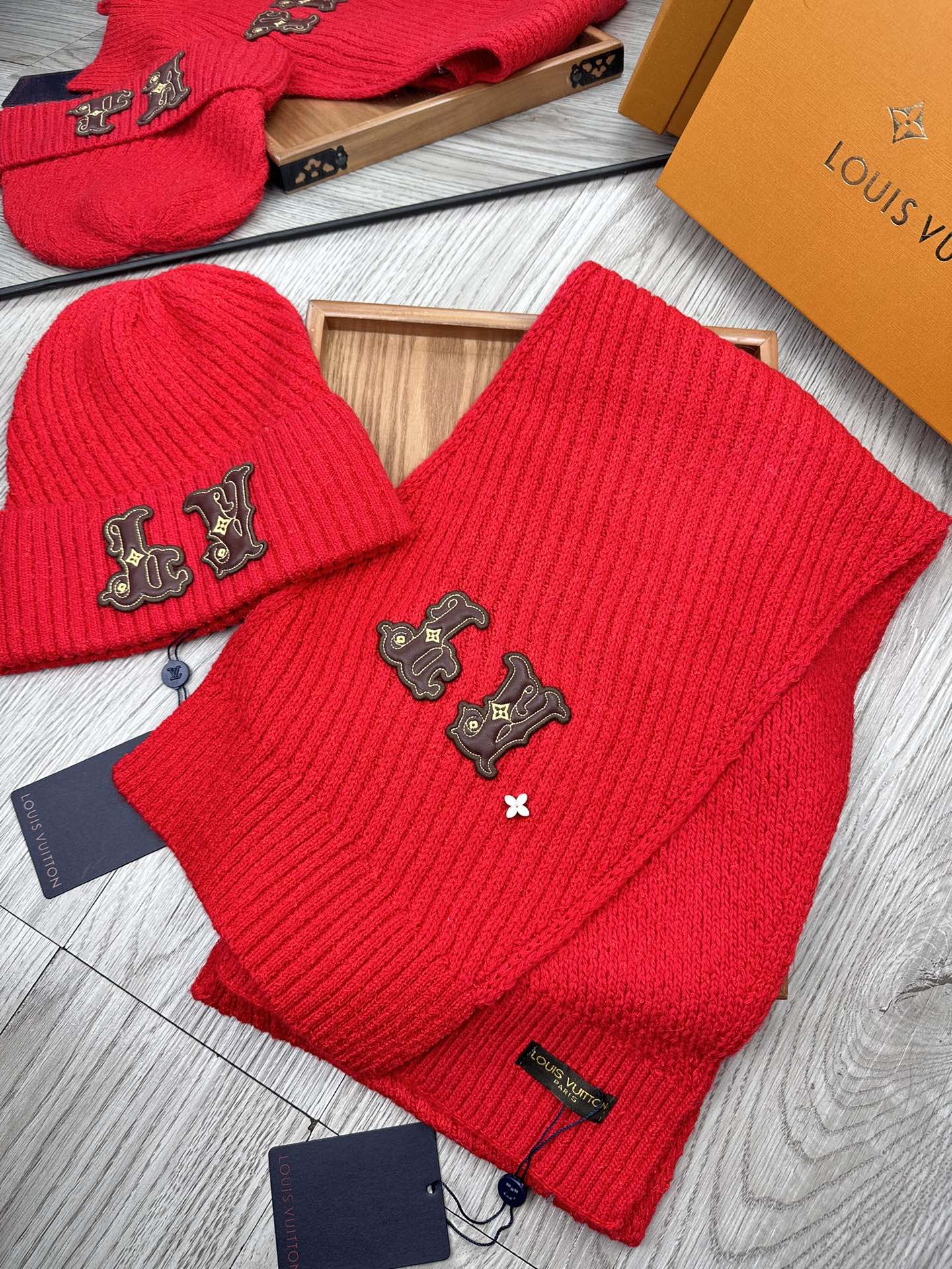 🌹。L家。 【羊毛套装帽子】经典套装帽子！帽子➕围巾！70%羊毛➕30%兔毛。暖暖哒超级舒服～冬日小姐姐减龄神器哦～这个