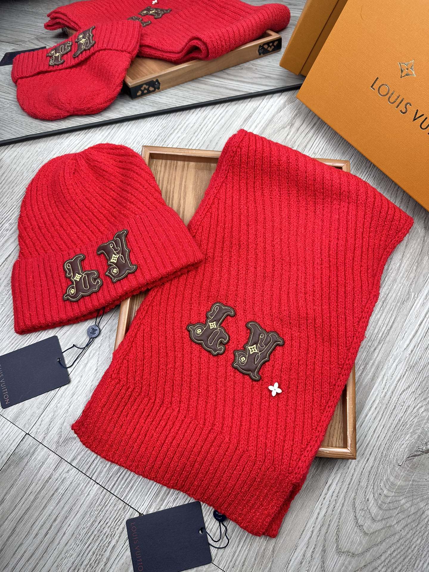 🌹。L家。 【羊毛套装帽子】经典套装帽子！帽子➕围巾！70%羊毛➕30%兔毛。暖暖哒超级舒服～冬日小姐姐减龄神器哦～这个