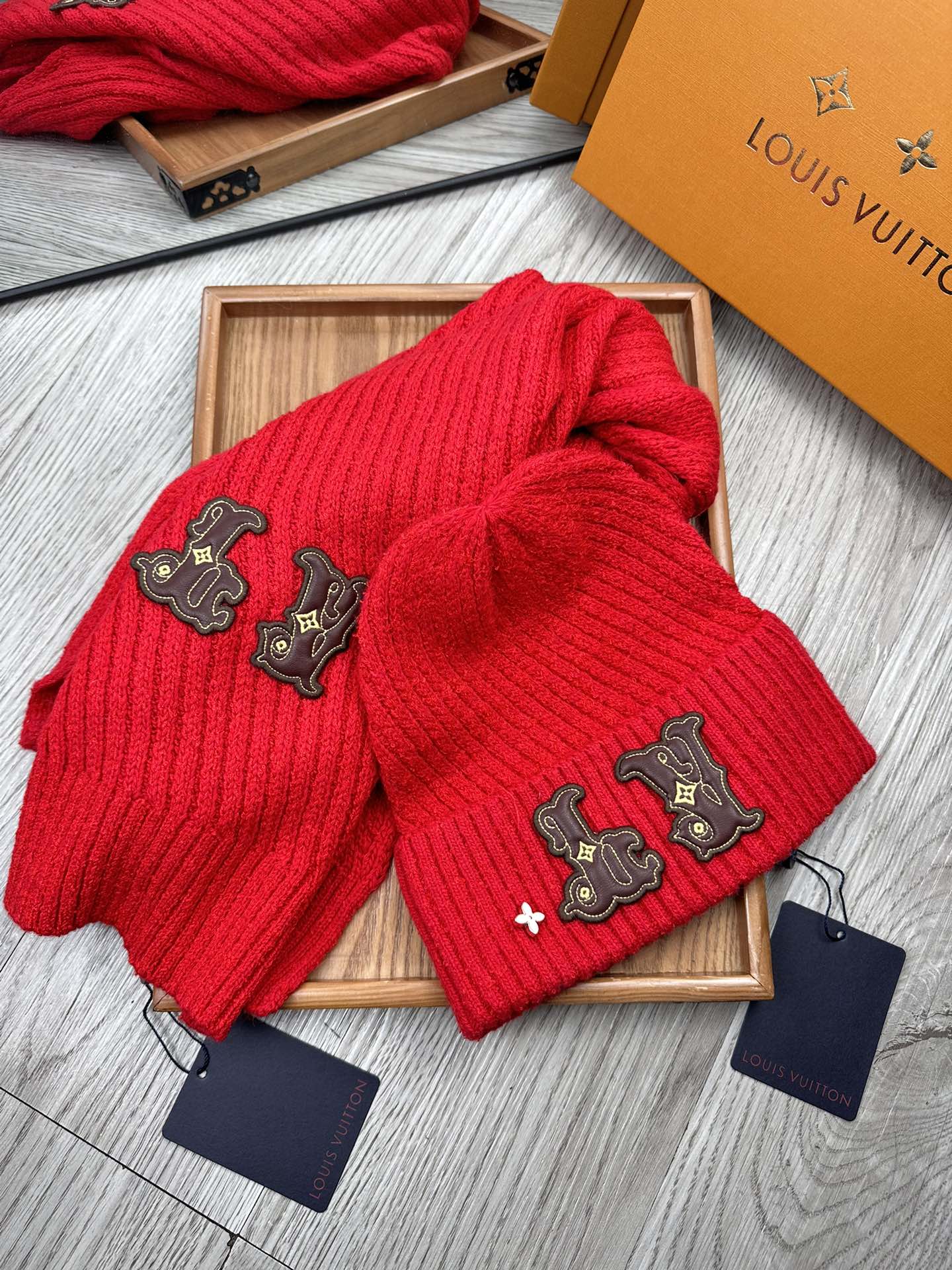 🌹。L家。 【羊毛套装帽子】经典套装帽子！帽子➕围巾！70%羊毛➕30%兔毛。暖暖哒超级舒服～冬日小姐姐减龄神器哦～这个