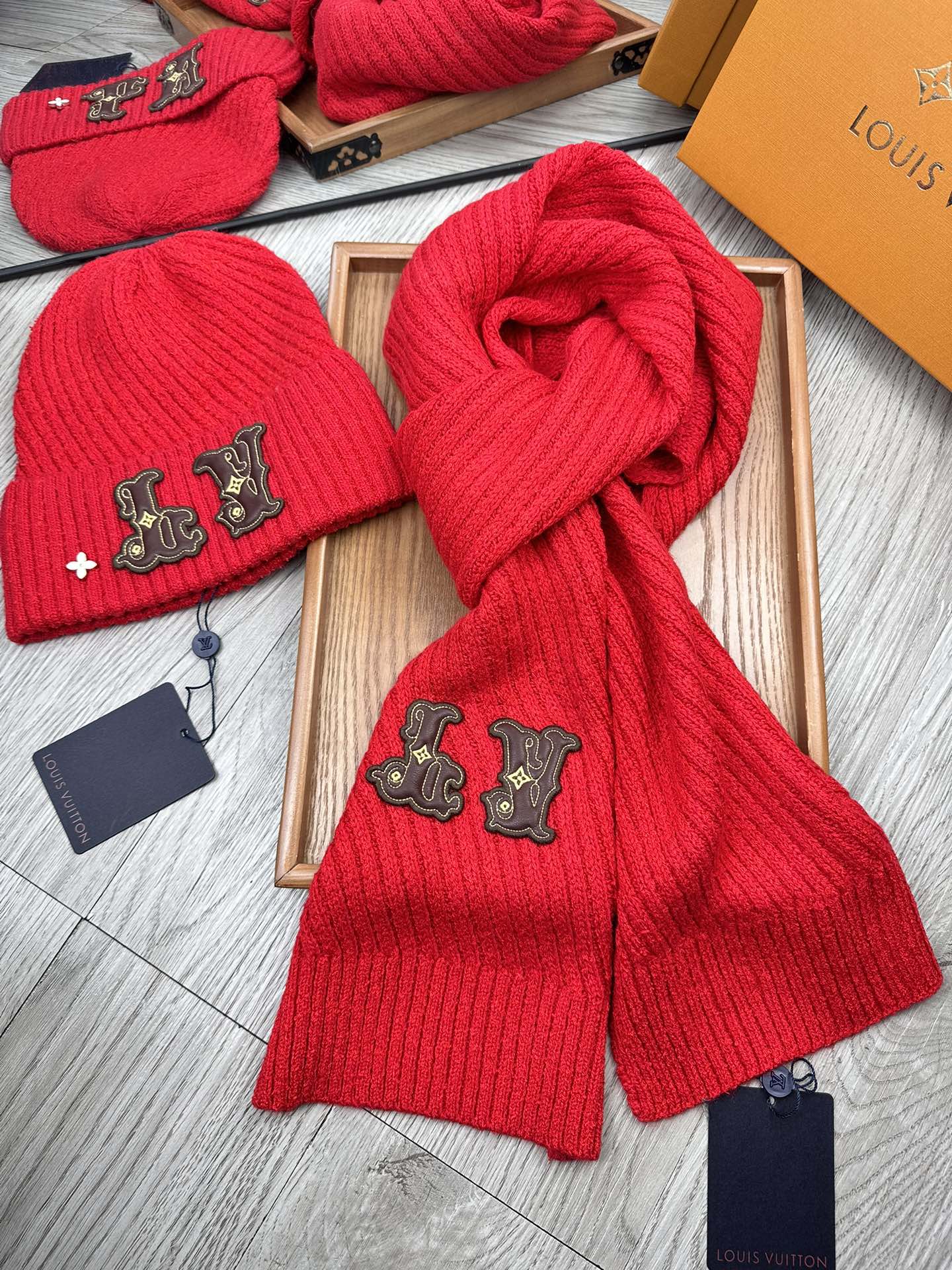 🌹。L家。 【羊毛套装帽子】经典套装帽子！帽子➕围巾！70%羊毛➕30%兔毛。暖暖哒超级舒服～冬日小姐姐减龄神器哦～这个