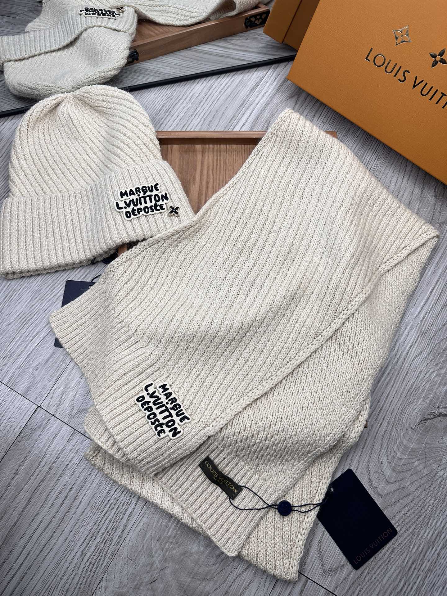 🌹。L家。 【羊毛套装帽子】经典套装帽子！帽子➕围巾！70%羊毛➕30%兔毛。暖暖哒超级舒服～冬日小姐姐减龄神器哦～这个