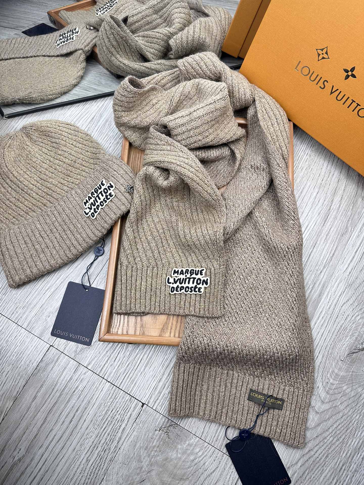 🌹。L家。 【羊毛套装帽子】经典套装帽子！帽子➕围巾！70%羊毛➕30%兔毛。暖暖哒超级舒服～冬日小姐姐减龄神器哦～这个