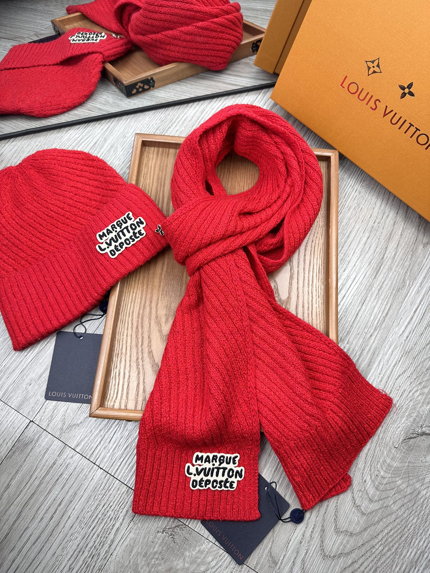 🌹。L家。 【羊毛套装帽子】经典套装帽子！帽子➕围巾！70%羊毛➕30%兔毛。暖暖哒超级舒服～冬日小姐姐减龄神器哦～这个