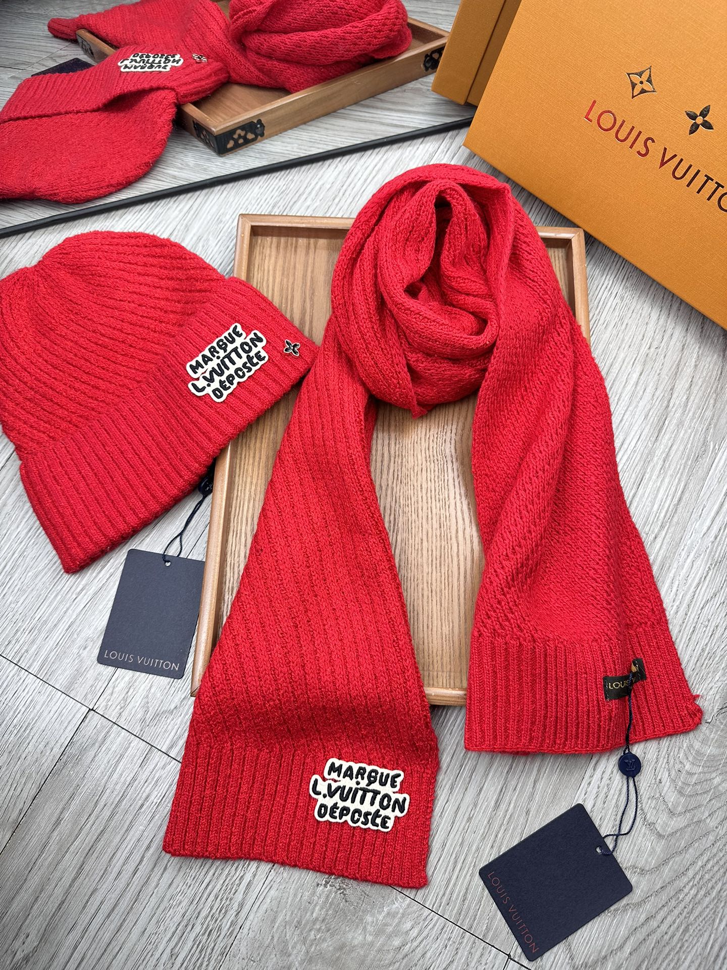 🌹。L家。 【羊毛套装帽子】经典套装帽子！帽子➕围巾！70%羊毛➕30%兔毛。暖暖哒超级舒服～冬日小姐姐减龄神器哦～这个