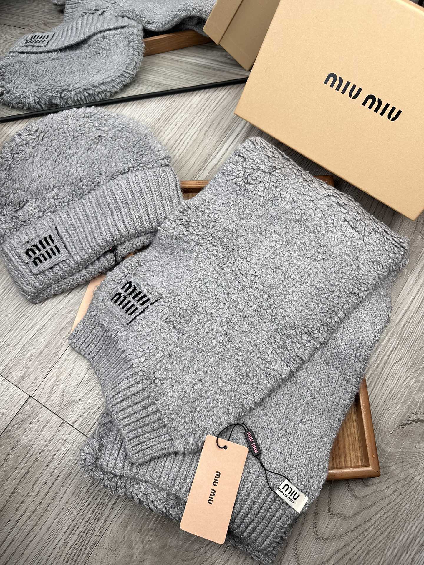 🌹。miumiu。 【羊毛套装帽子】经典套装帽子！帽子➕围巾！70%羊毛➕30%兔毛。暖暖哒超级舒服～冬