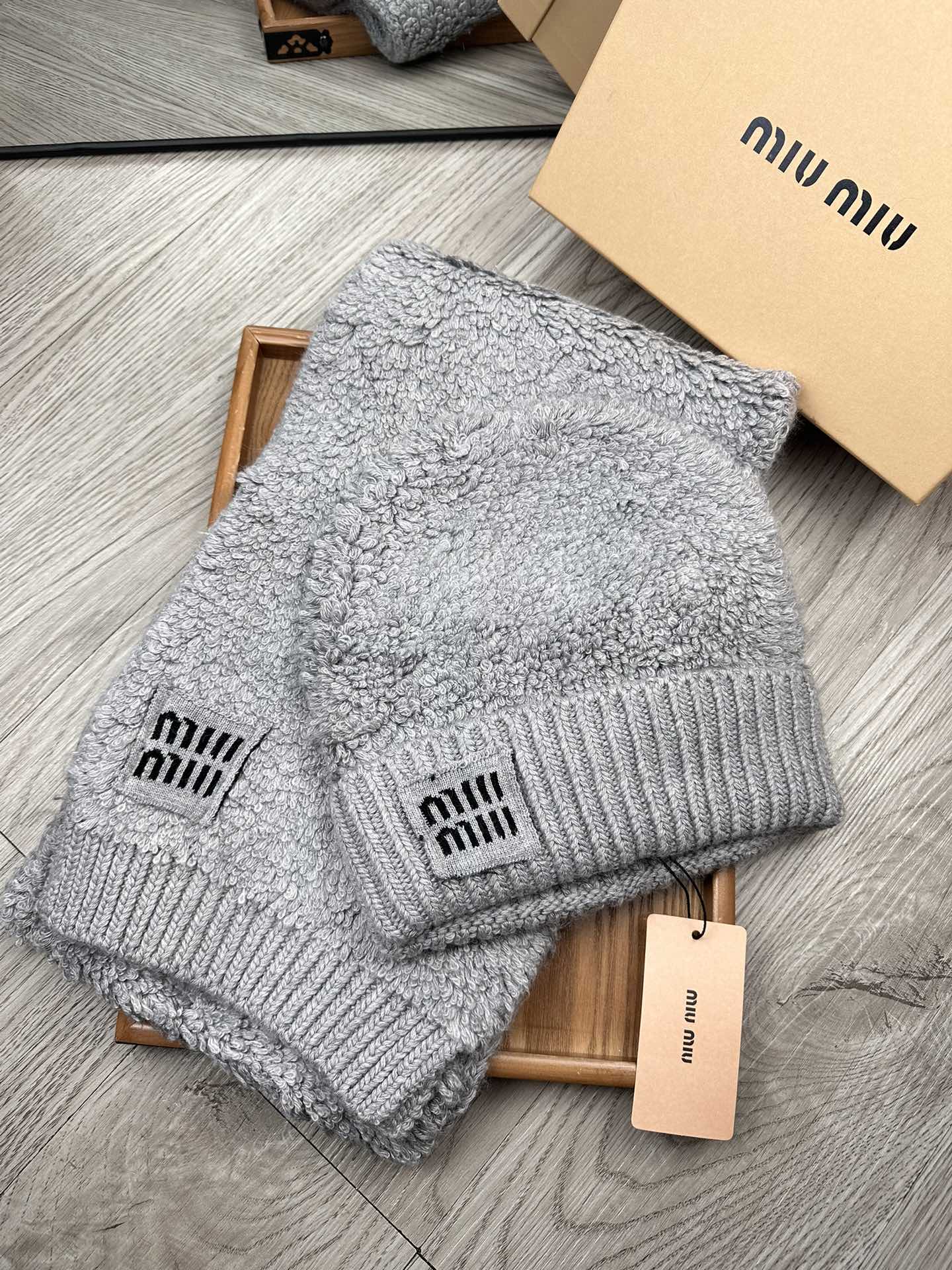 🌹。miumiu。 【羊毛套装帽子】经典套装帽子！帽子➕围巾！70%羊毛➕30%兔毛。暖暖哒超级舒服～冬