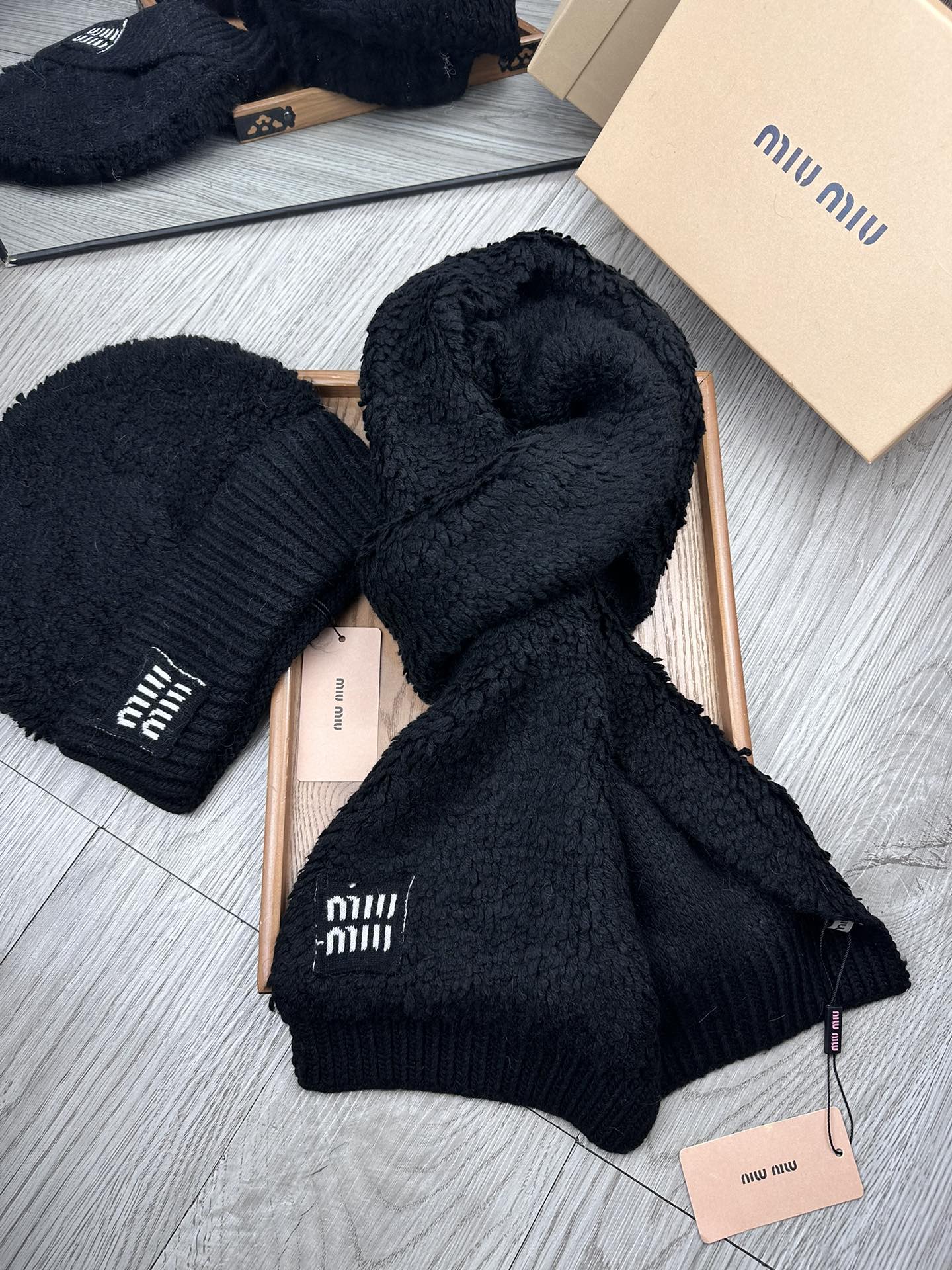 🌹。miumiu。 【羊毛套装帽子】经典套装帽子！帽子➕围巾！70%羊毛➕30%兔毛。暖暖哒超级舒服～冬