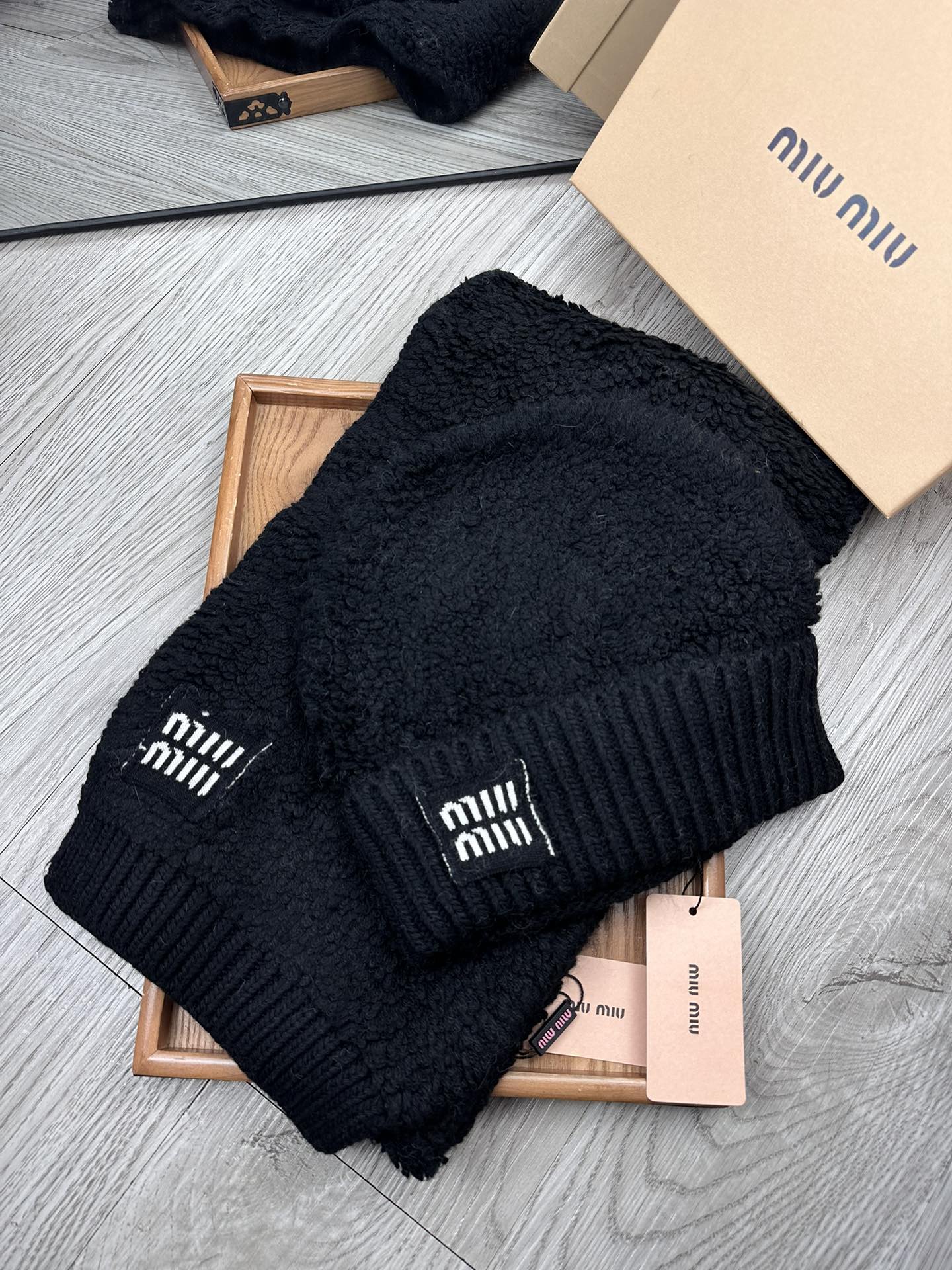 🌹。miumiu。 【羊毛套装帽子】经典套装帽子！帽子➕围巾！70%羊毛➕30%兔毛。暖暖哒超级舒服～冬