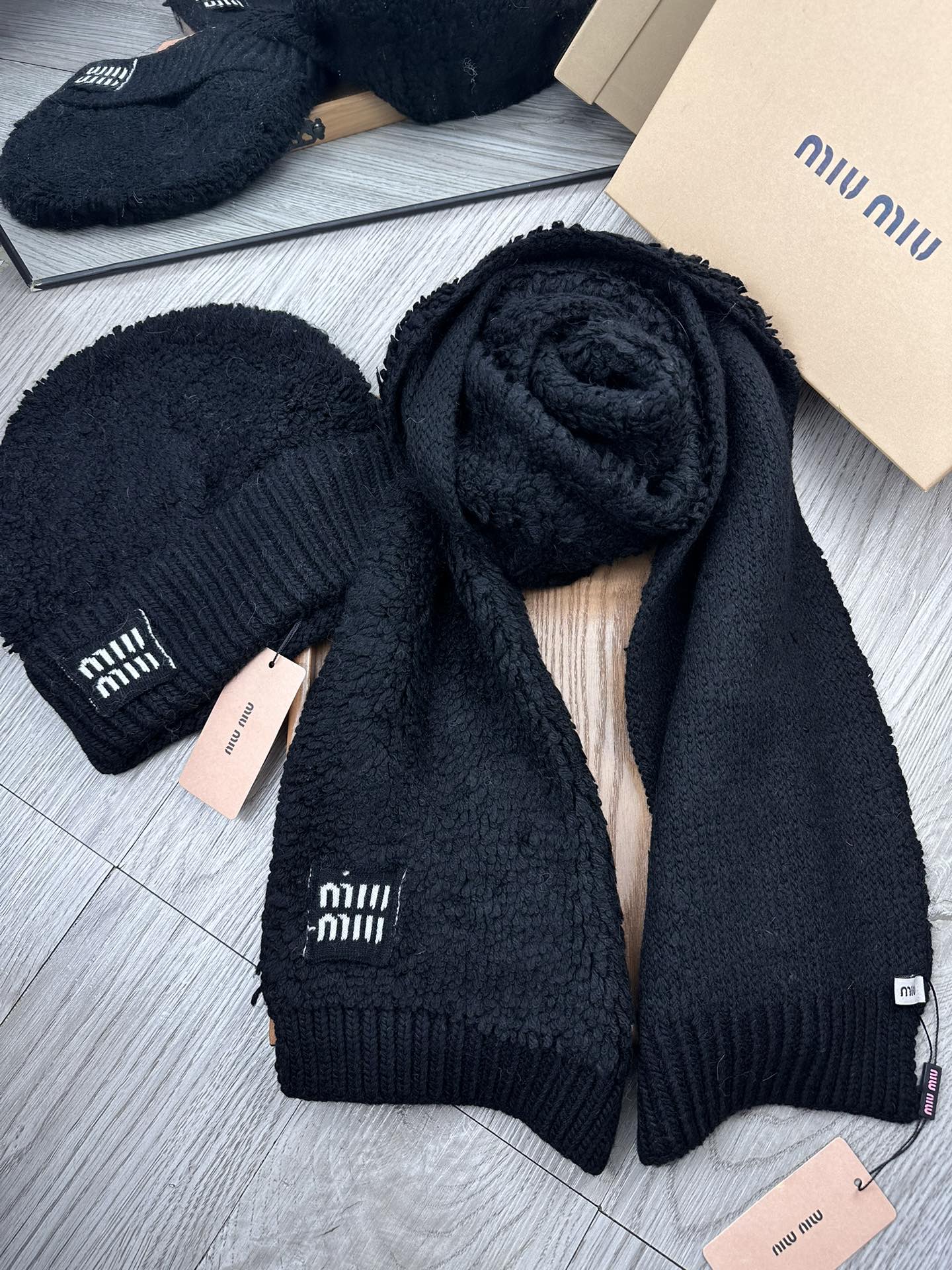 🌹。miumiu。 【羊毛套装帽子】经典套装帽子！帽子➕围巾！70%羊毛➕30%兔毛。暖暖哒超级舒服～冬