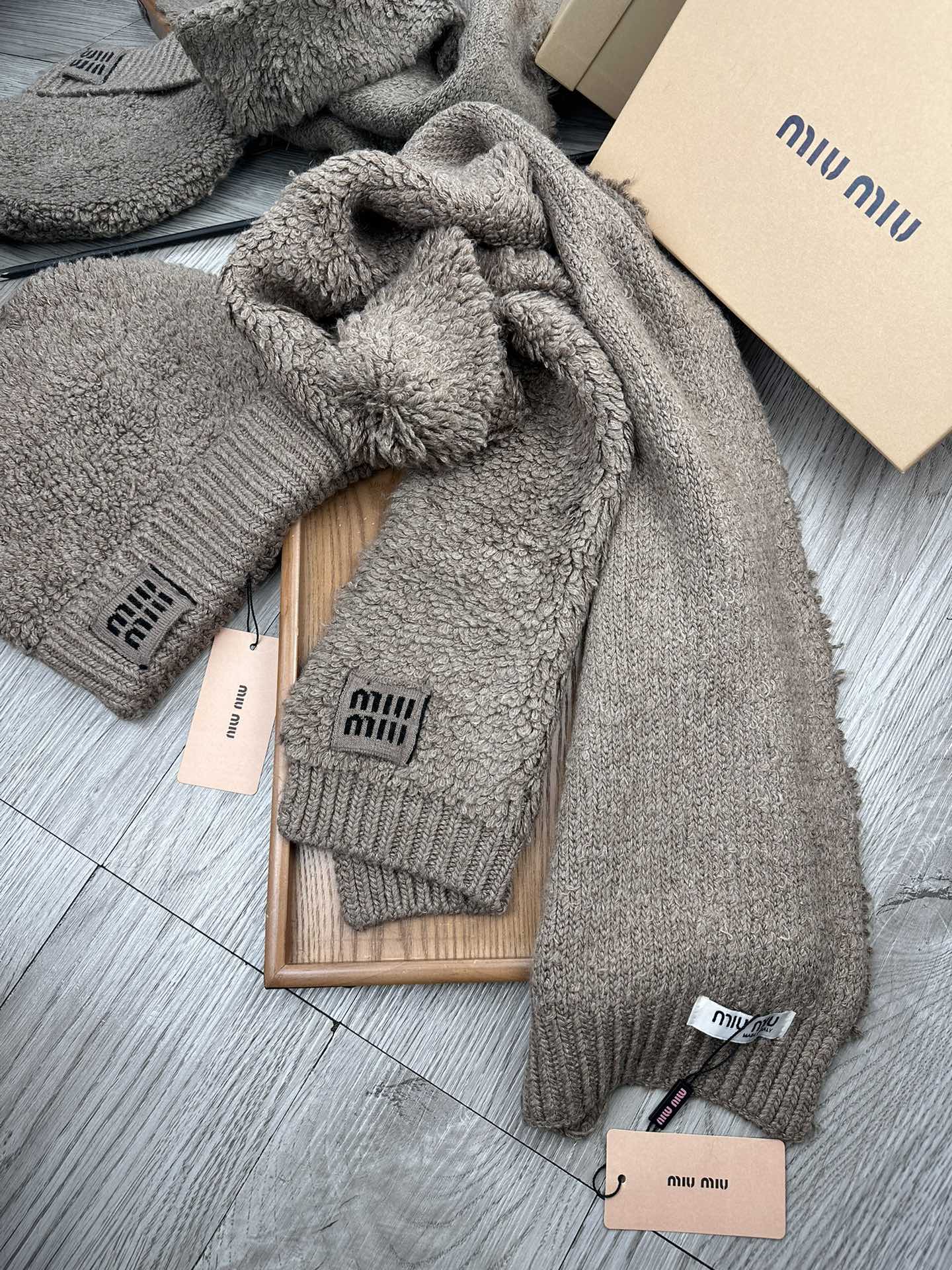 🌹。miumiu。 【羊毛套装帽子】经典套装帽子！帽子➕围巾！70%羊毛➕30%兔毛。暖暖哒超级舒服～冬