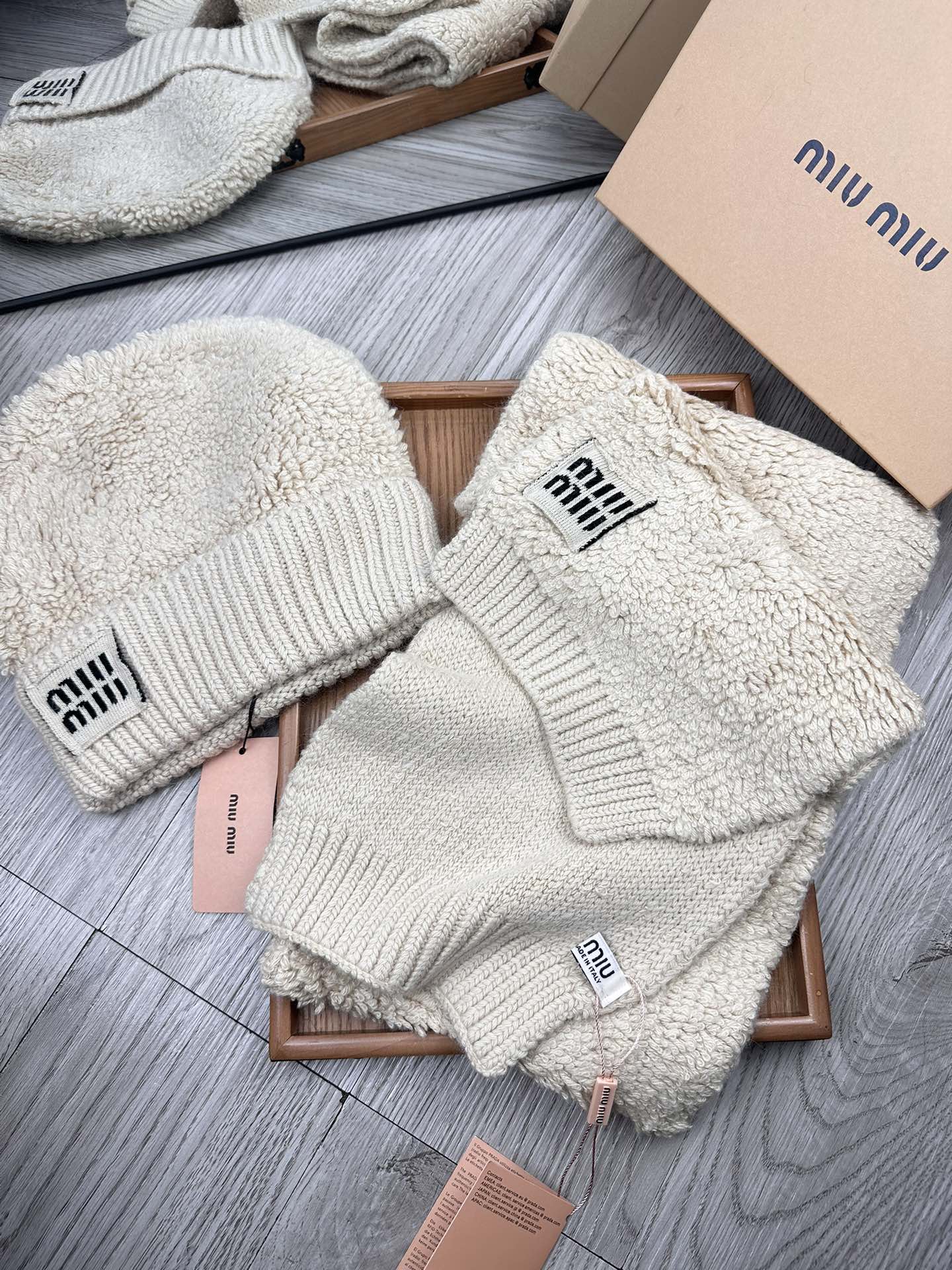 🌹。miumiu。 【羊毛套装帽子】经典套装帽子！帽子➕围巾！70%羊毛➕30%兔毛。暖暖哒超级舒服～冬