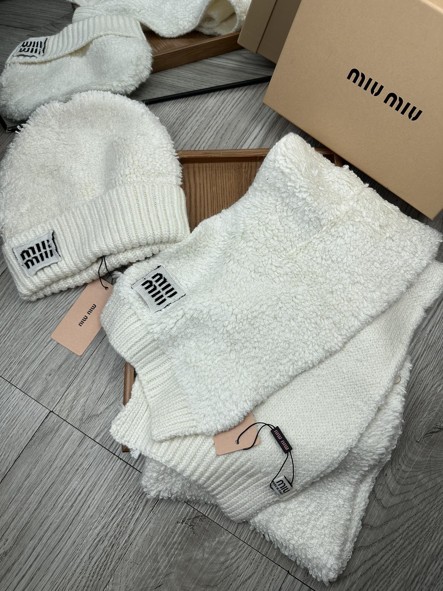 🌹。miumiu。 【羊毛套装帽子】经典套装帽子！帽子➕围巾！70%羊毛➕30%兔毛。暖暖哒超级舒服～冬