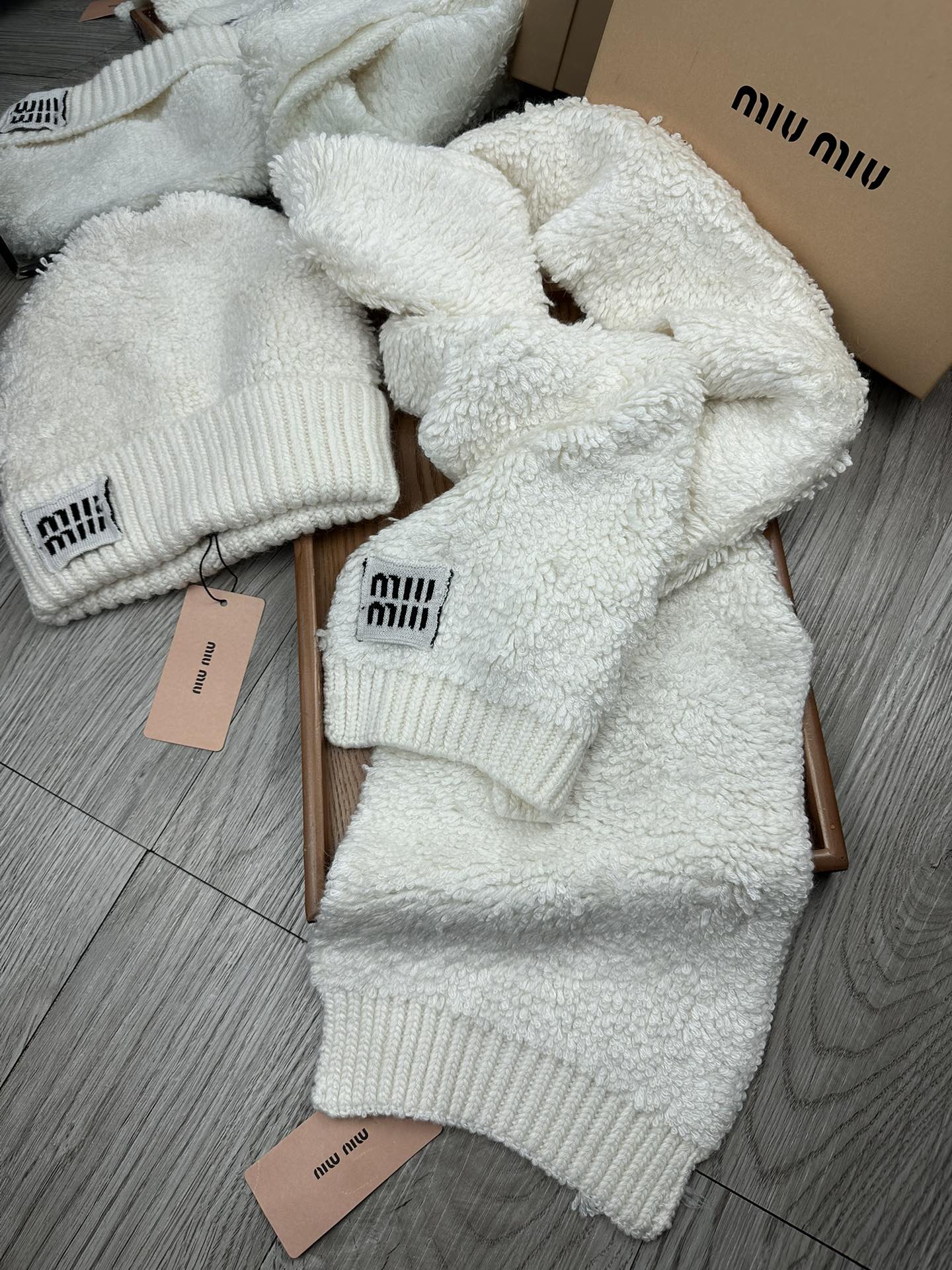 🌹。miumiu。 【羊毛套装帽子】经典套装帽子！帽子➕围巾！70%羊毛➕30%兔毛。暖暖哒超级舒服～冬