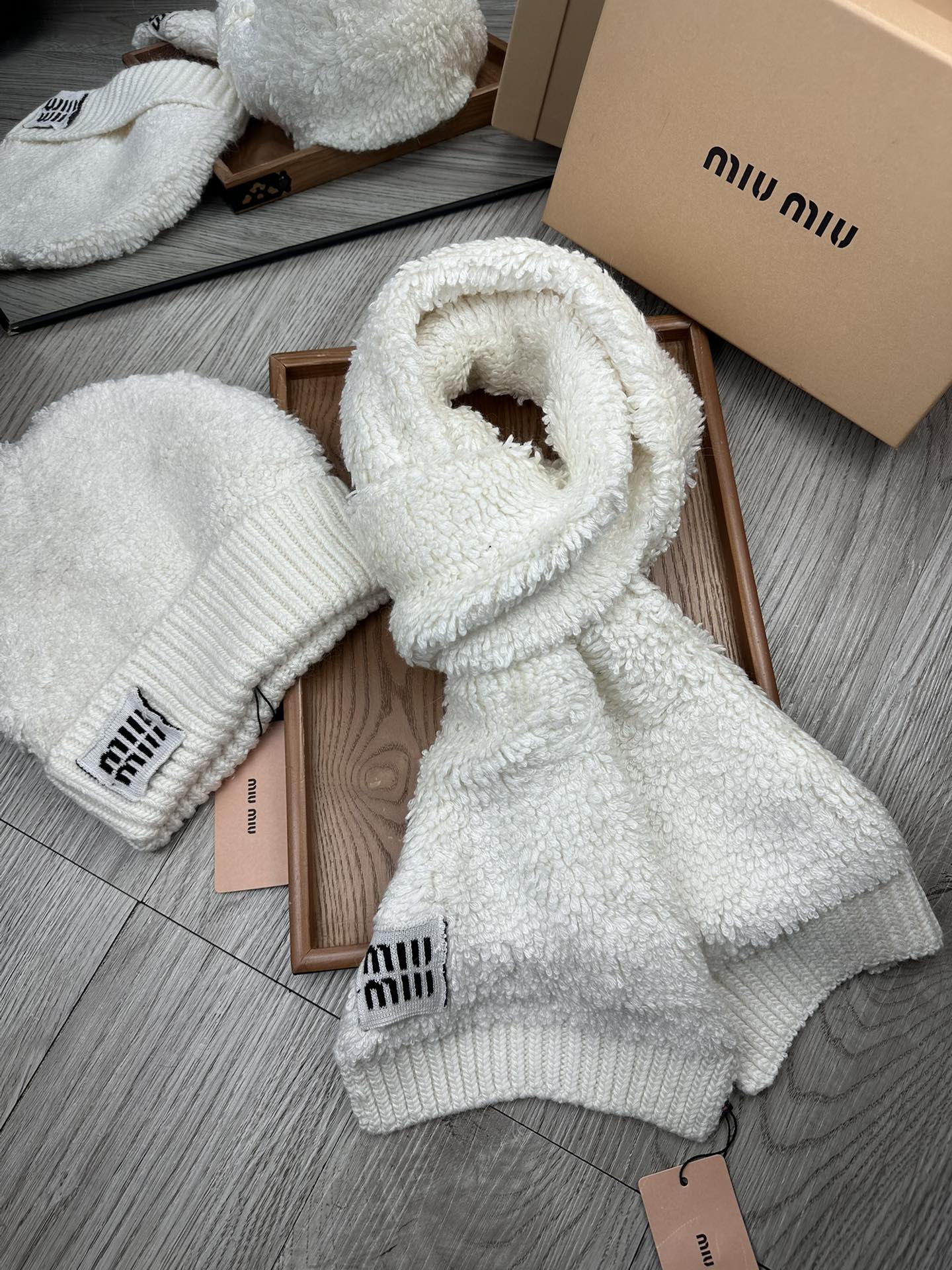 🌹。miumiu。 【羊毛套装帽子】经典套装帽子！帽子➕围巾！70%羊毛➕30%兔毛。暖暖哒超级舒服～冬