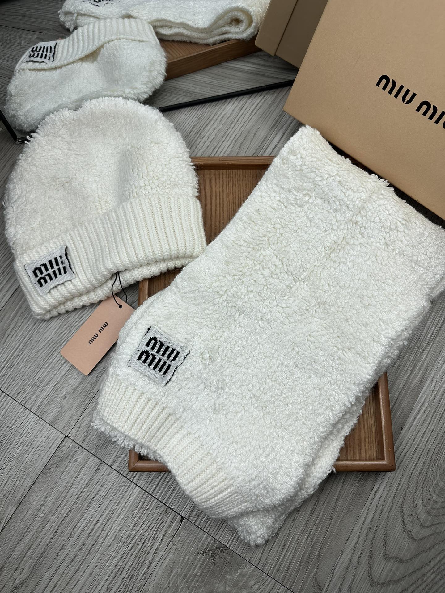 🌹。miumiu。 【羊毛套装帽子】经典套装帽子！帽子➕围巾！70%羊毛➕30%兔毛。暖暖哒超级舒服～冬