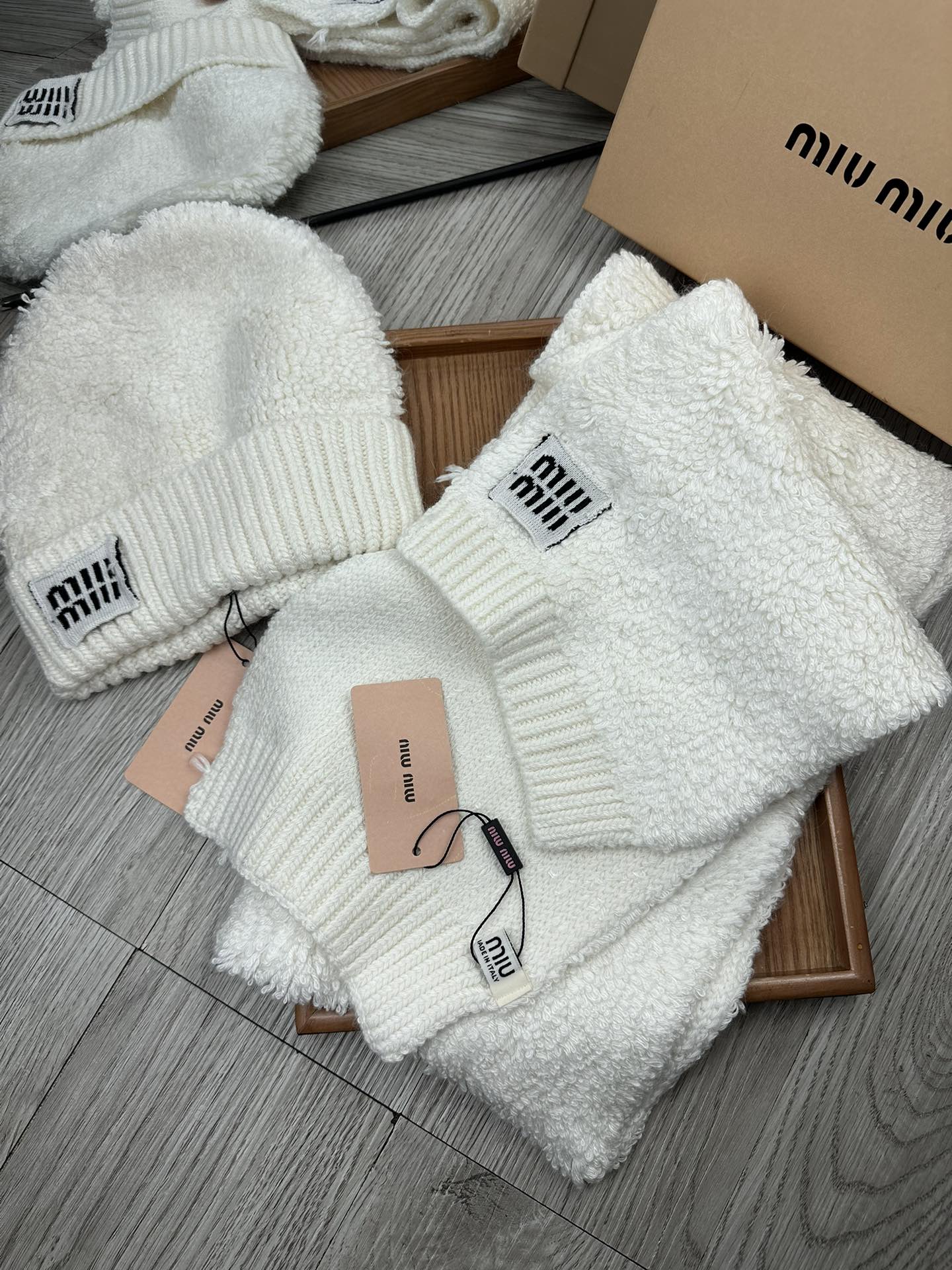 🌹。miumiu。 【羊毛套装帽子】经典套装帽子！帽子➕围巾！70%羊毛➕30%兔毛。暖暖哒超级舒服～冬