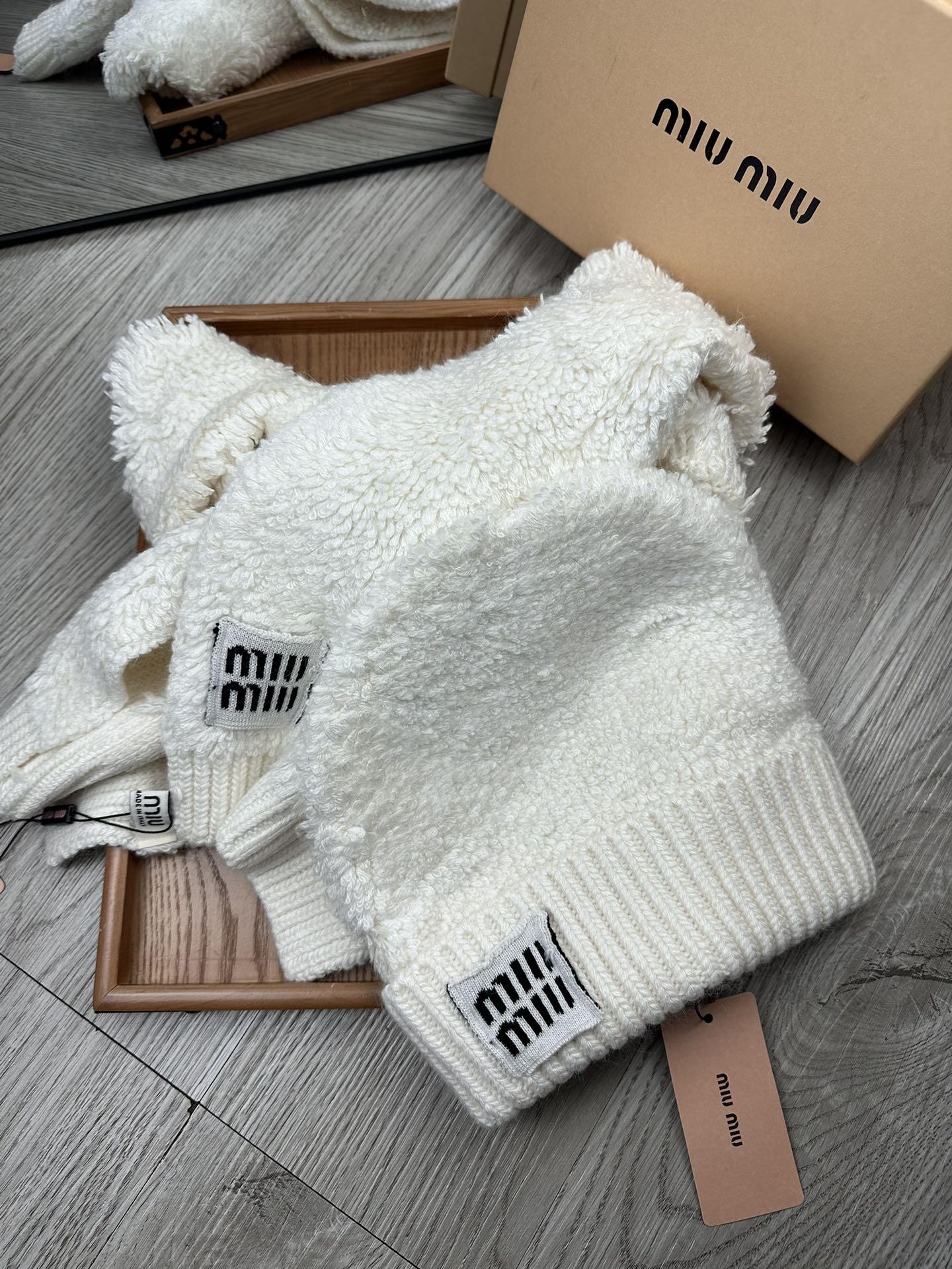 🌹。miumiu。 【羊毛套装帽子】经典套装帽子！帽子➕围巾！70%羊毛➕30%兔毛。暖暖哒超级舒服～冬