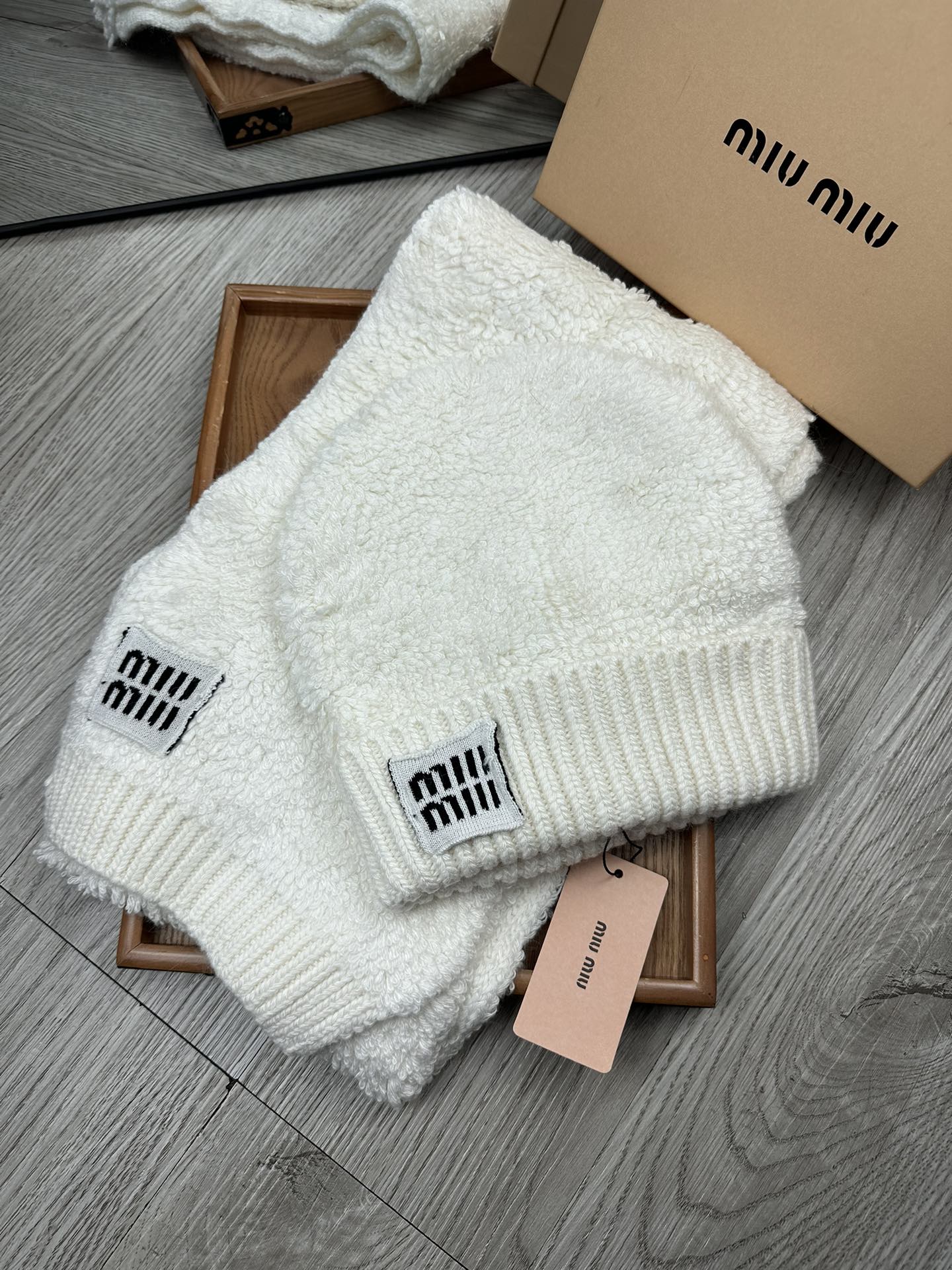 🌹。miumiu。 【羊毛套装帽子】经典套装帽子！帽子➕围巾！70%羊毛➕30%兔毛。暖暖哒超级舒服～冬