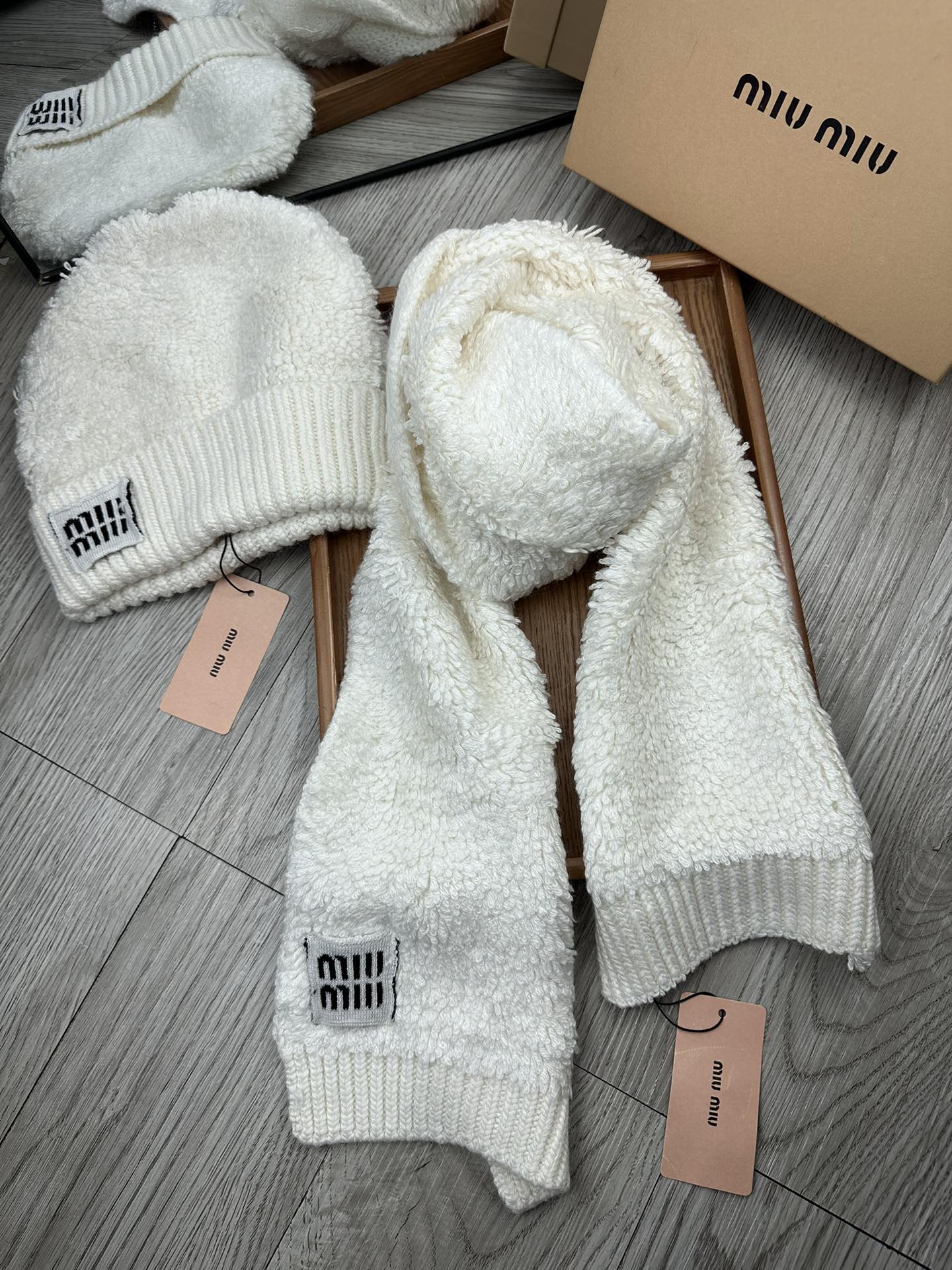 🌹。miumiu。 【羊毛套装帽子】经典套装帽子！帽子➕围巾！70%羊毛➕30%兔毛。暖暖哒超级舒服～冬