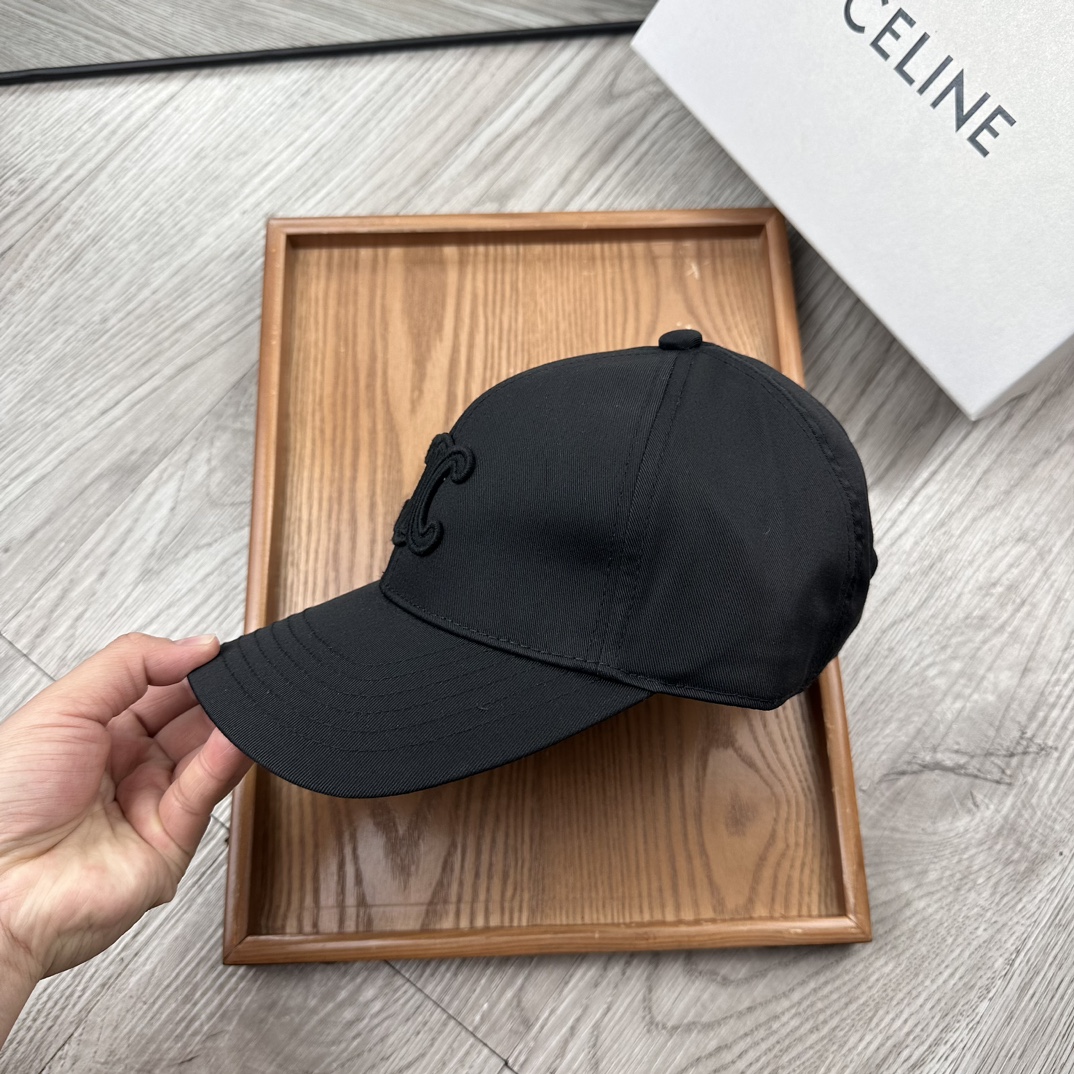 。赛琳。【配防尘袋】新品棒球帽！材质：纯棉！透气性好！春天挡风，夏天防晒必备单品！颜色大气！款式新颖别致