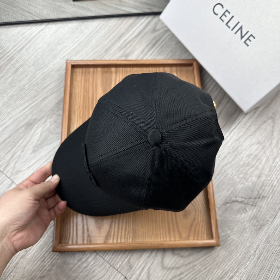 。赛琳。【配防尘袋】新品棒球帽！材质：纯棉！透气性好！春天挡风，夏天防晒必备单品！颜色大气！款式新颖别致