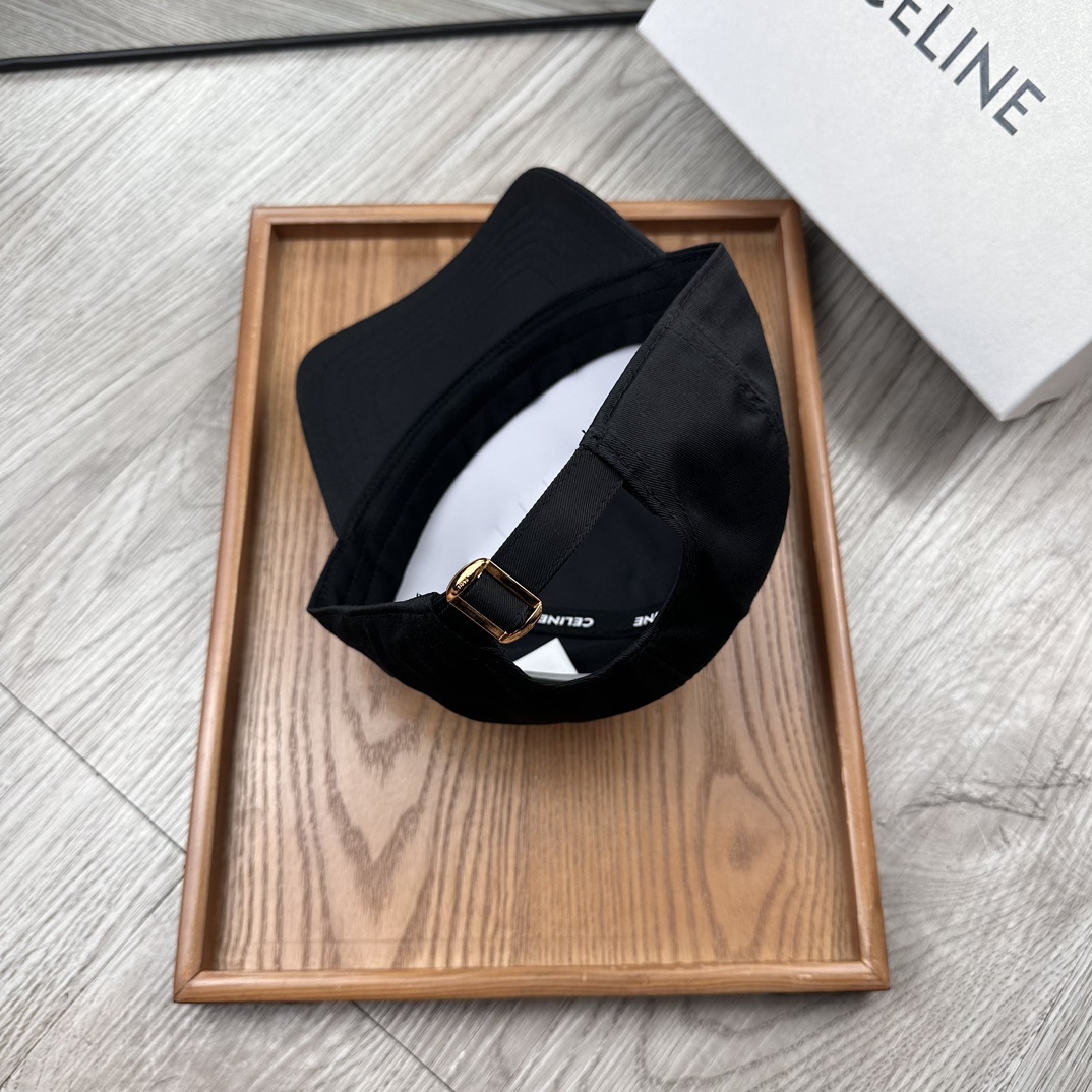 。赛琳。【配防尘袋】新品棒球帽！材质：纯棉！透气性好！春天挡风，夏天防晒必备单品！颜色大气！款式新颖别致