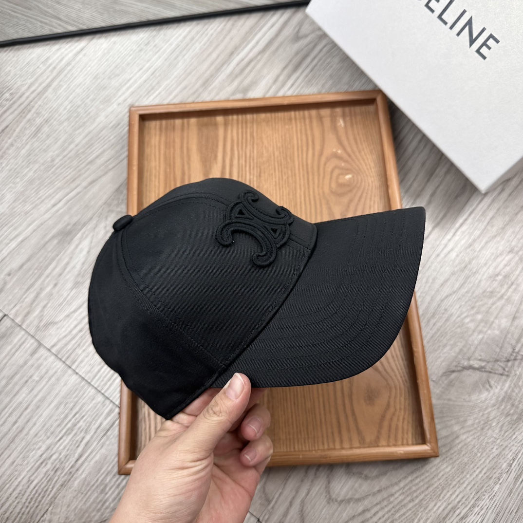 。赛琳。【配防尘袋】新品棒球帽！材质：纯棉！透气性好！春天挡风，夏天防晒必备单品！颜色大气！款式新颖别致