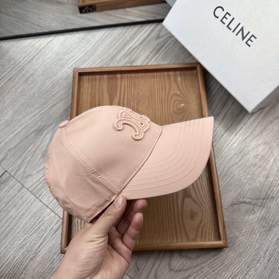 。赛琳。【配防尘袋】新品棒球帽！材质：纯棉！透气性好！春天挡风，夏天防晒必备单品！颜色大气！款式新颖别致