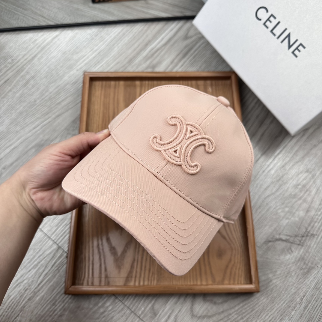 。赛琳。【配防尘袋】新品棒球帽！材质：纯棉！透气性好！春天挡风，夏天防晒必备单品！颜色大气！款式新颖别致