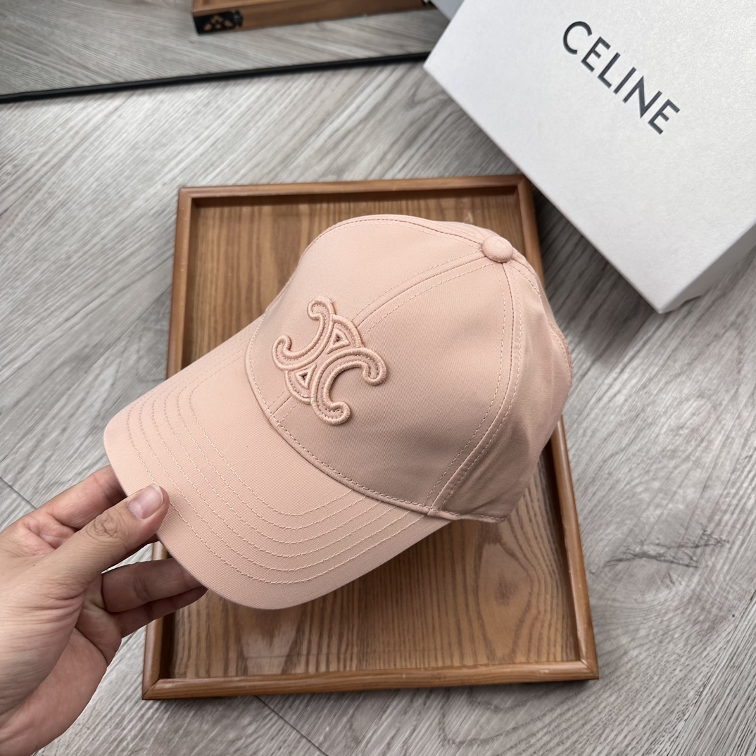 。赛琳。【配防尘袋】新品棒球帽！材质：纯棉！透气性好！春天挡风，夏天防晒必备单品！颜色大气！款式新颖别致