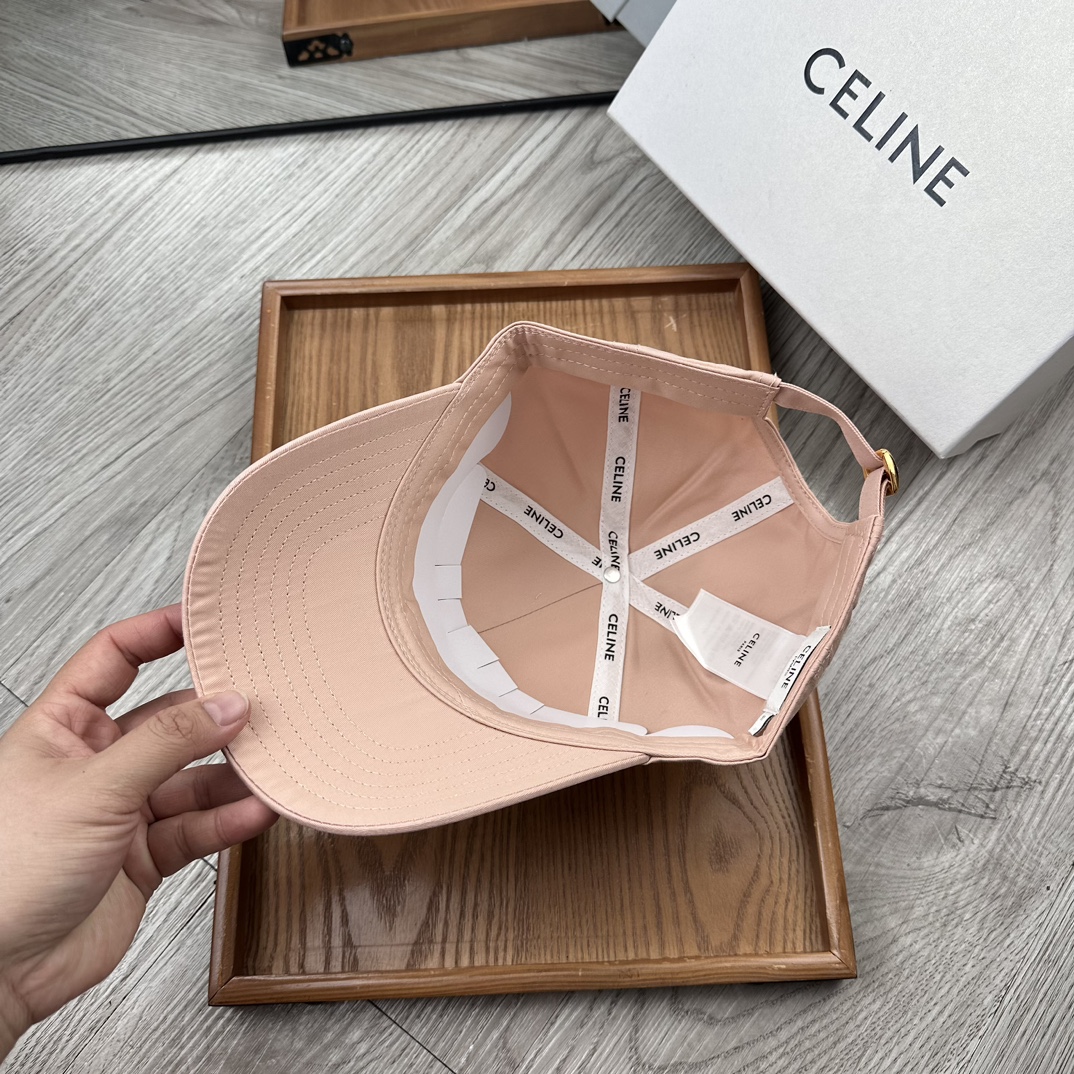 。赛琳。【配防尘袋】新品棒球帽！材质：纯棉！透气性好！春天挡风，夏天防晒必备单品！颜色大气！款式新颖别致