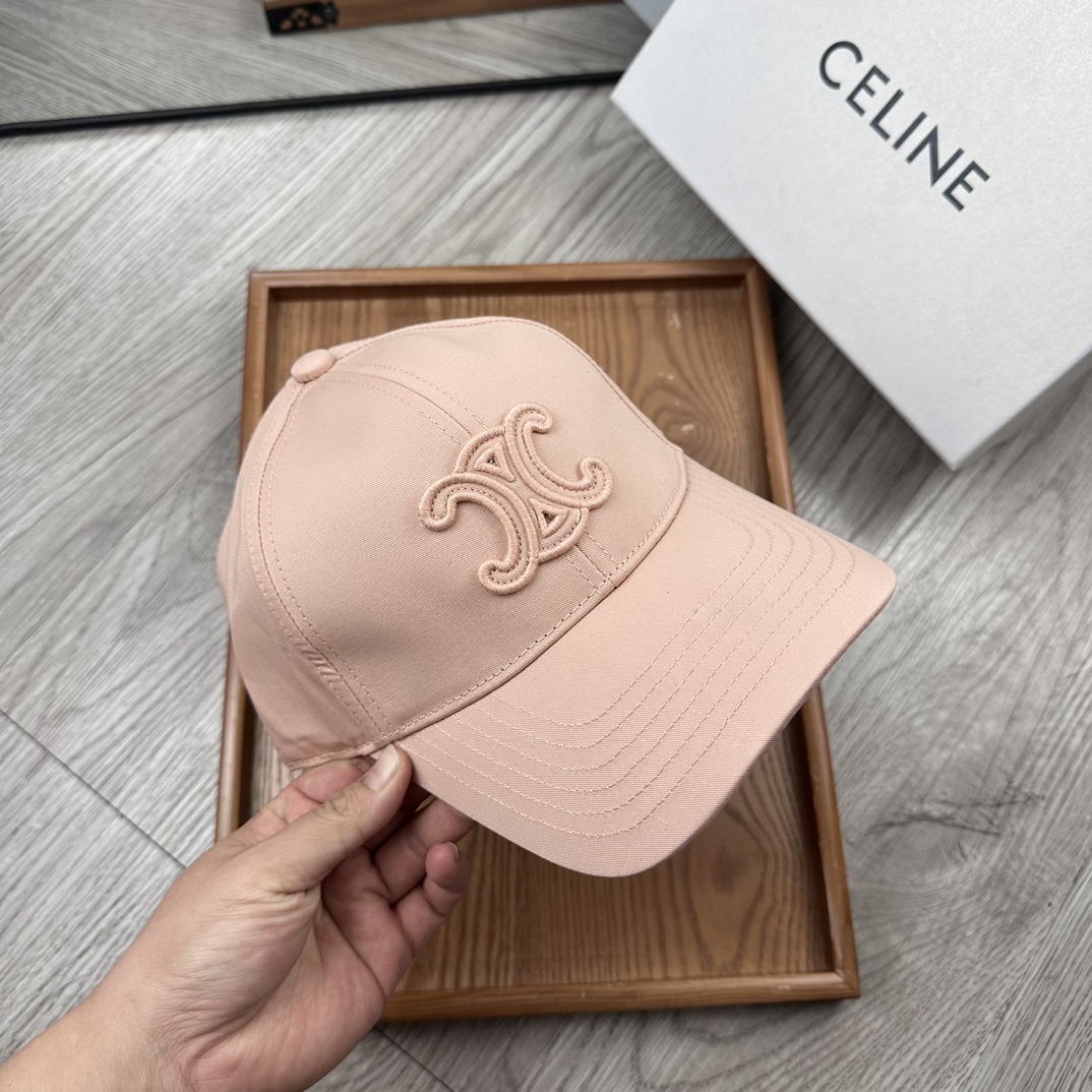 。赛琳。【配防尘袋】新品棒球帽！材质：纯棉！透气性好！春天挡风，夏天防晒必备单品！颜色大气！款式新颖别致