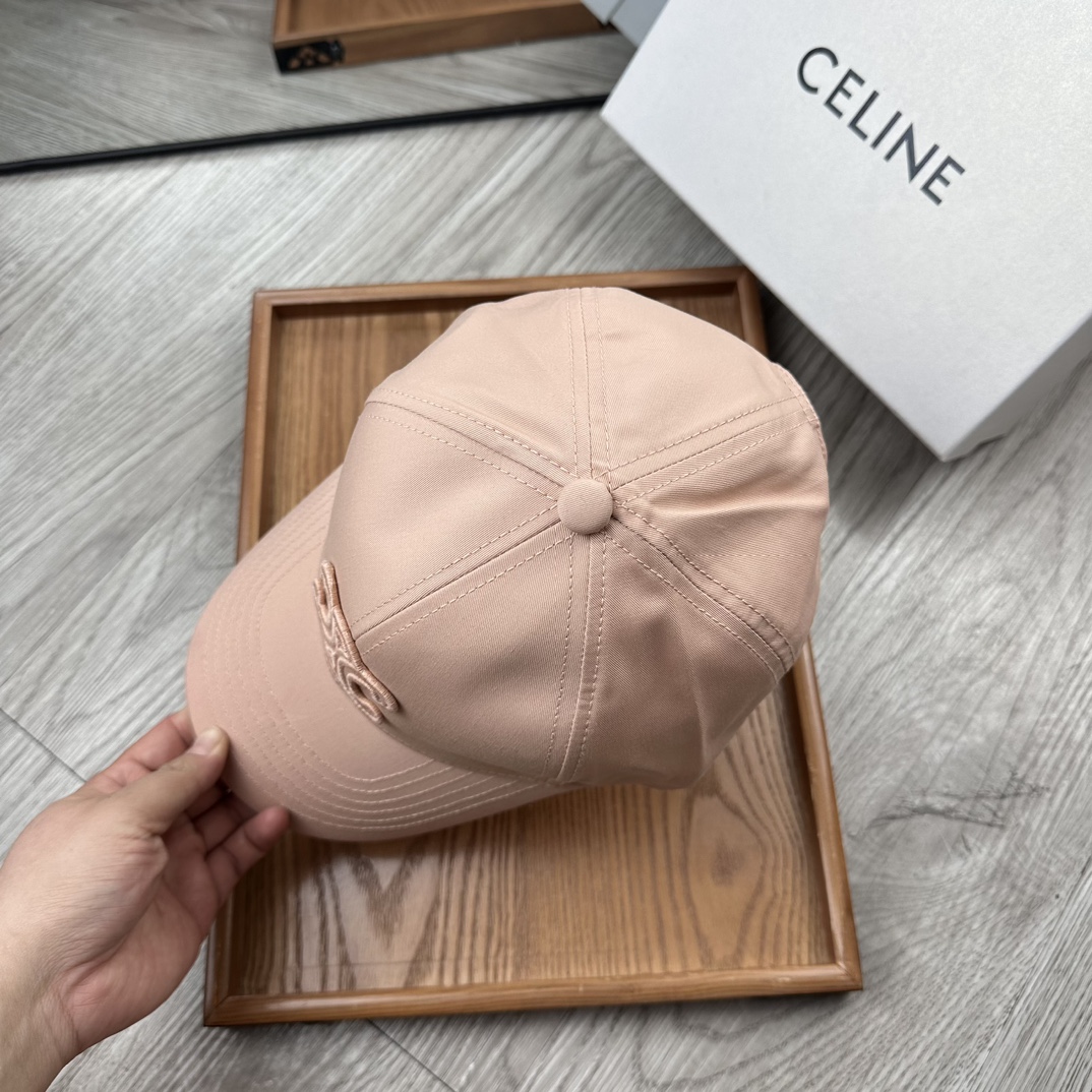 。赛琳。【配防尘袋】新品棒球帽！材质：纯棉！透气性好！春天挡风，夏天防晒必备单品！颜色大气！款式新颖别致