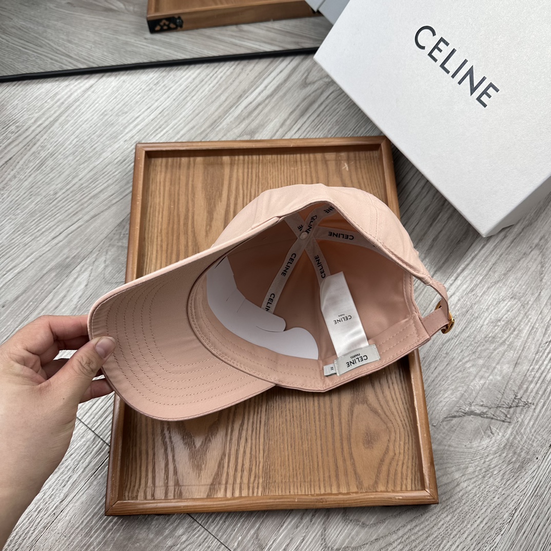 。赛琳。【配防尘袋】新品棒球帽！材质：纯棉！透气性好！春天挡风，夏天防晒必备单品！颜色大气！款式新颖别致