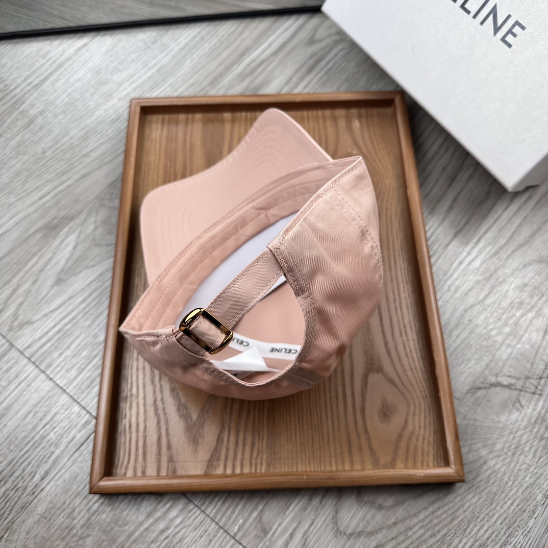 。赛琳。【配防尘袋】新品棒球帽！材质：纯棉！透气性好！春天挡风，夏天防晒必备单品！颜色大气！款式新颖别致