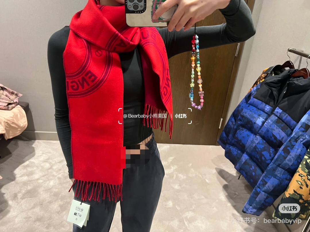 NO:587958,New arrivals for autumn and winter!  !  Saw the scarf ceiling BURBERRY!  Double-sided two-color wool scarf with ring logo design. Cotton wool is soft, comfortable and made in Italy. It can be used in cool/air-conditioned rooms in the morning and evening in spring!  This one is really attractive!  The style is simple but not monotonous, that is, it is novel and maintains Burberry's unique logo. It can be used on both sides, and it looks good on either side!  high version scarf, high version scarf, burberry, burberry19860909秋冬新品！！看到了围巾的天花板巴宝莉BURBERRY！双面双色羊毛围巾圆环logo设计棉羊毛柔软舒服口意大利产春天早晚凉凉/空调房都可以用！这一款是真的很耐看！简单而不单调的样式,即新颖有保持着burberry家独有的标志双面用法,哪一面都好看！高版本围巾,高版本围巾,burberry,burberry,scarf