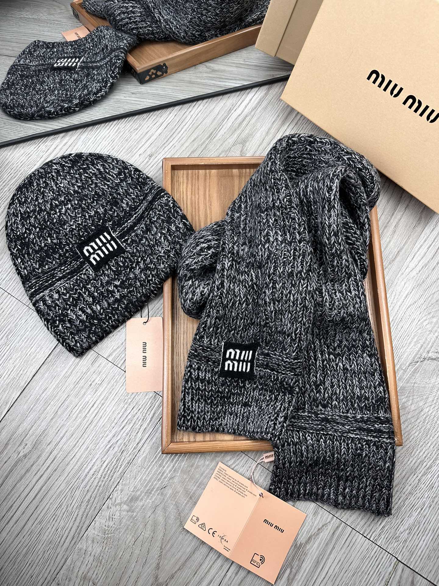 🌹。miumiu。 【羊毛套装帽子】经典套装帽子！帽子➕围巾！70%羊毛➕30%兔毛。暖暖哒超级舒服～冬日小姐姐减龄神器
