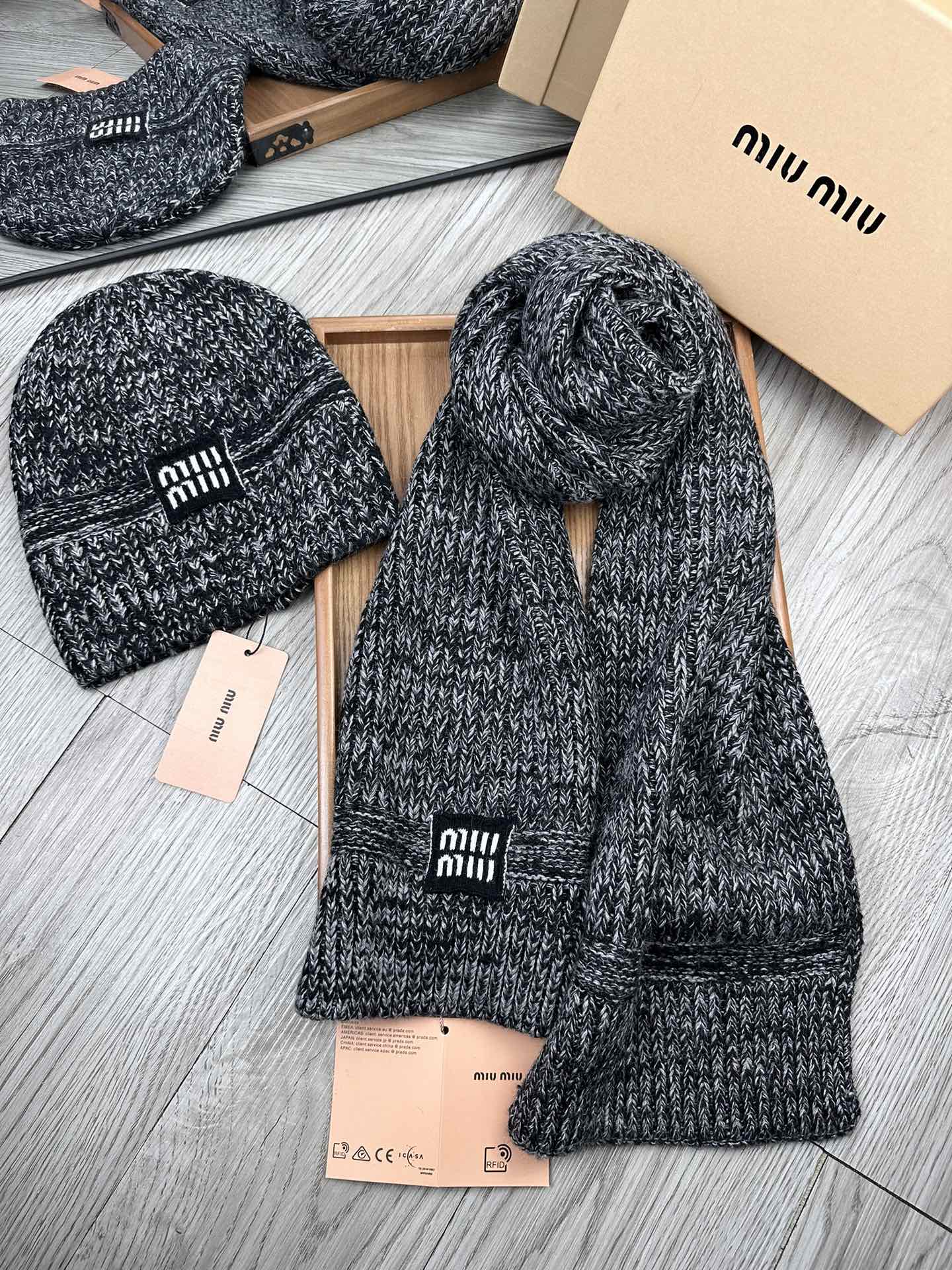 🌹。miumiu。 【羊毛套装帽子】经典套装帽子！帽子➕围巾！70%羊毛➕30%兔毛。暖暖哒超级舒服～冬日小姐姐减龄神器