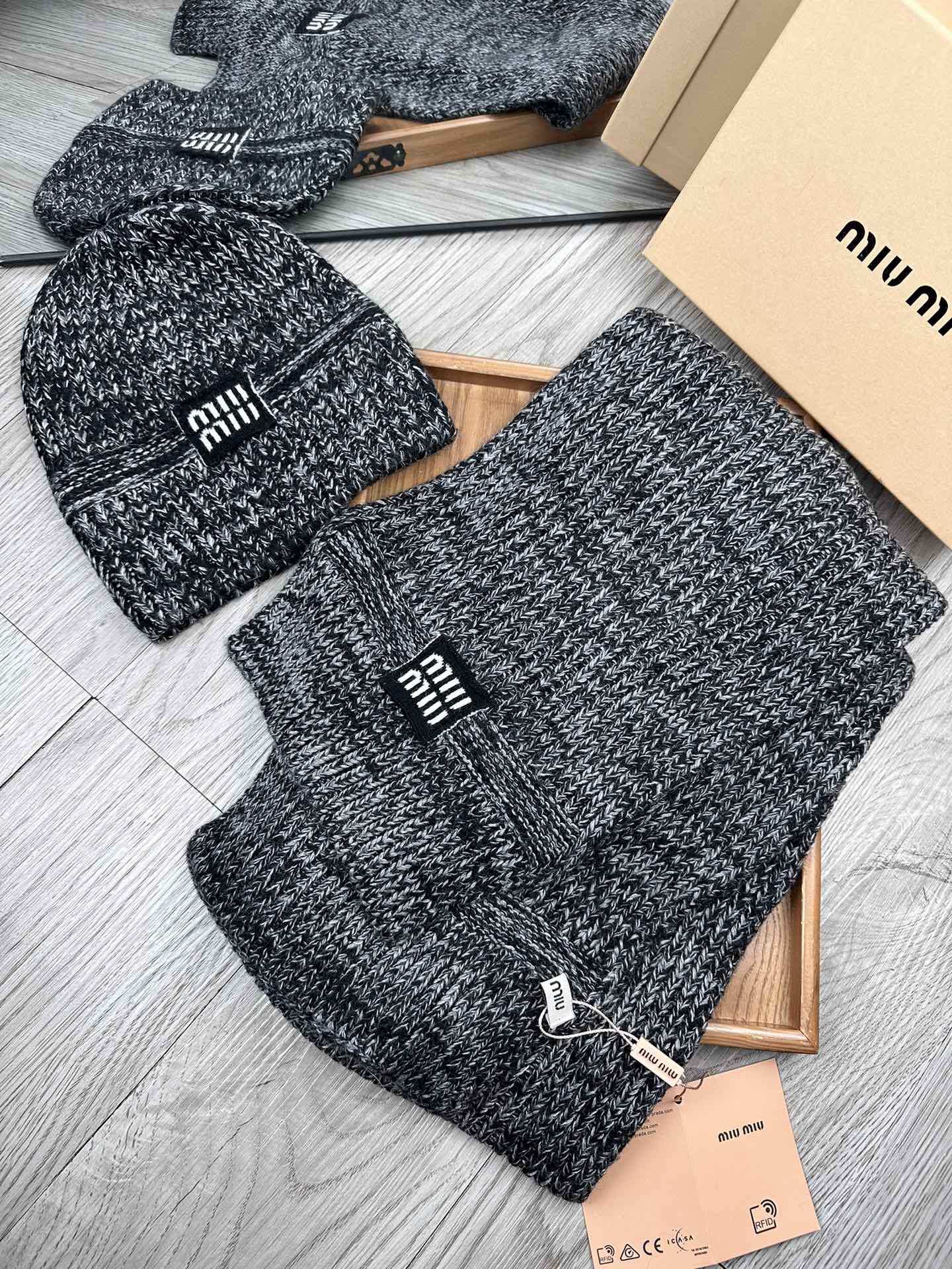 🌹。miumiu。 【羊毛套装帽子】经典套装帽子！帽子➕围巾！70%羊毛➕30%兔毛。暖暖哒超级舒服～冬日小姐姐减龄神器