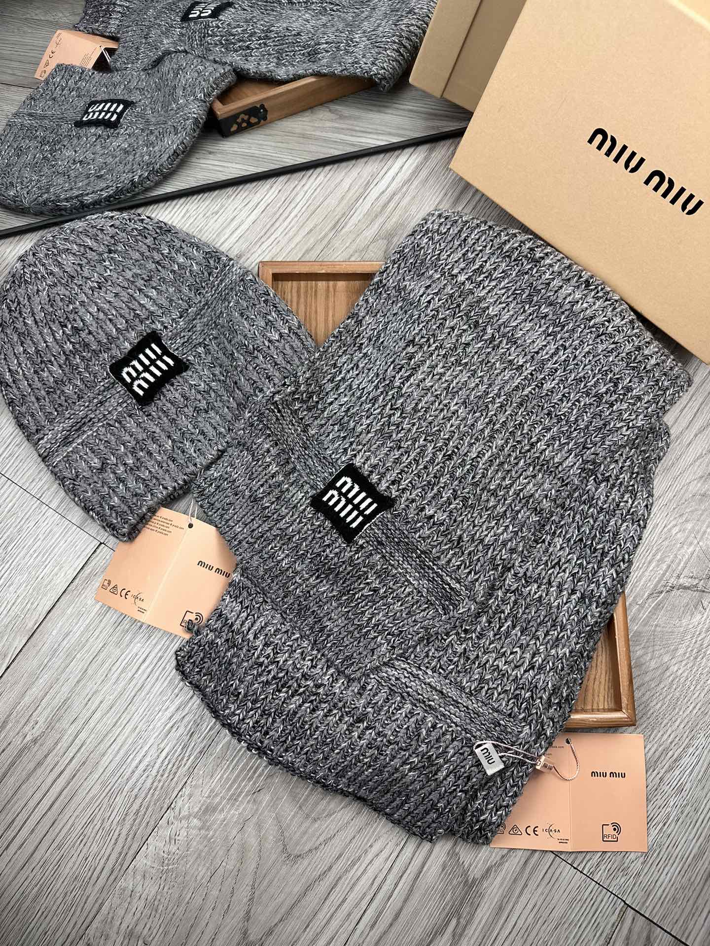 🌹。miumiu。 【羊毛套装帽子】经典套装帽子！帽子➕围巾！70%羊毛➕30%兔毛。暖暖哒超级舒服～冬日小姐姐减龄神器
