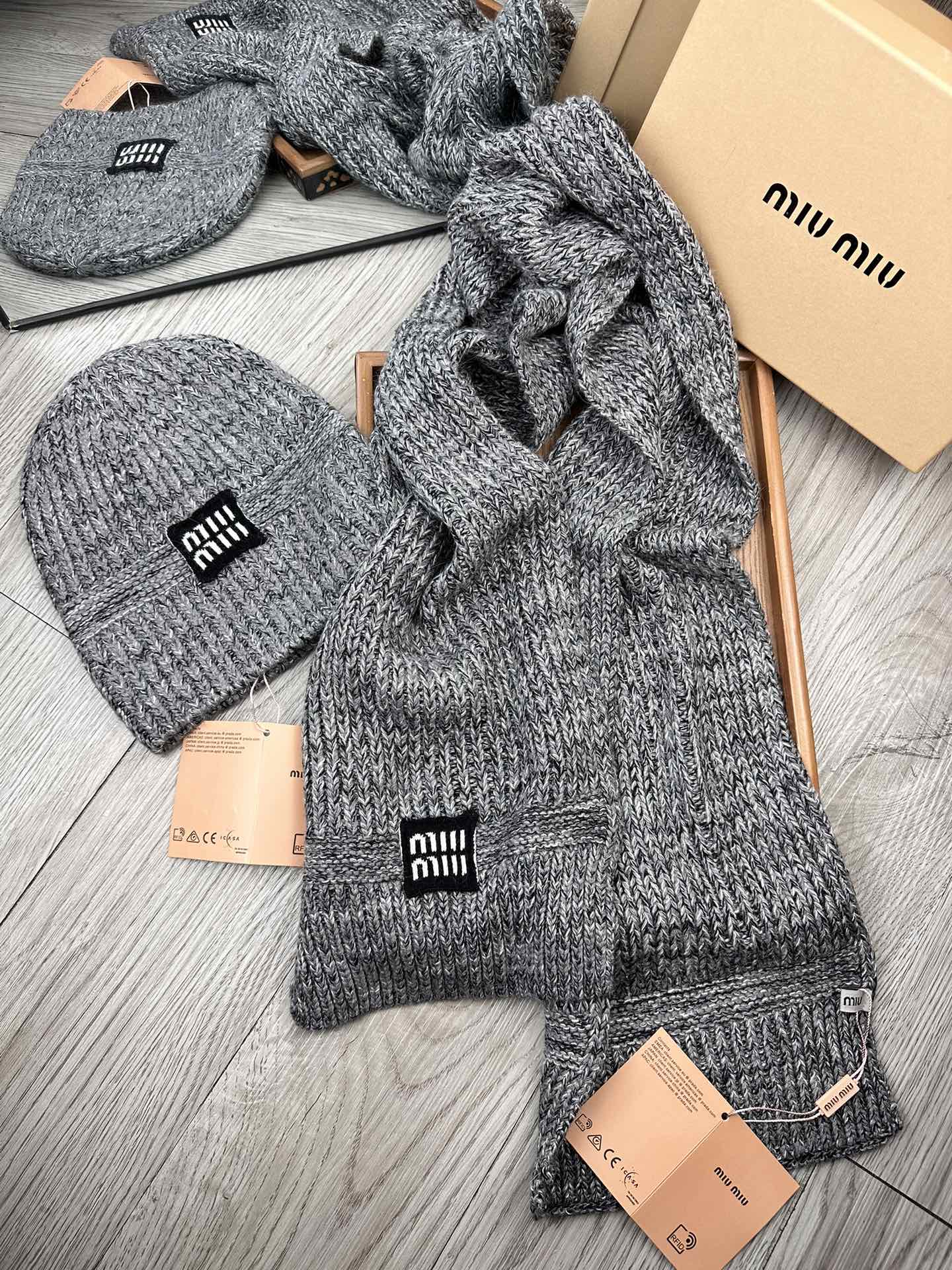 🌹。miumiu。 【羊毛套装帽子】经典套装帽子！帽子➕围巾！70%羊毛➕30%兔毛。暖暖哒超级舒服～冬日小姐姐减龄神器