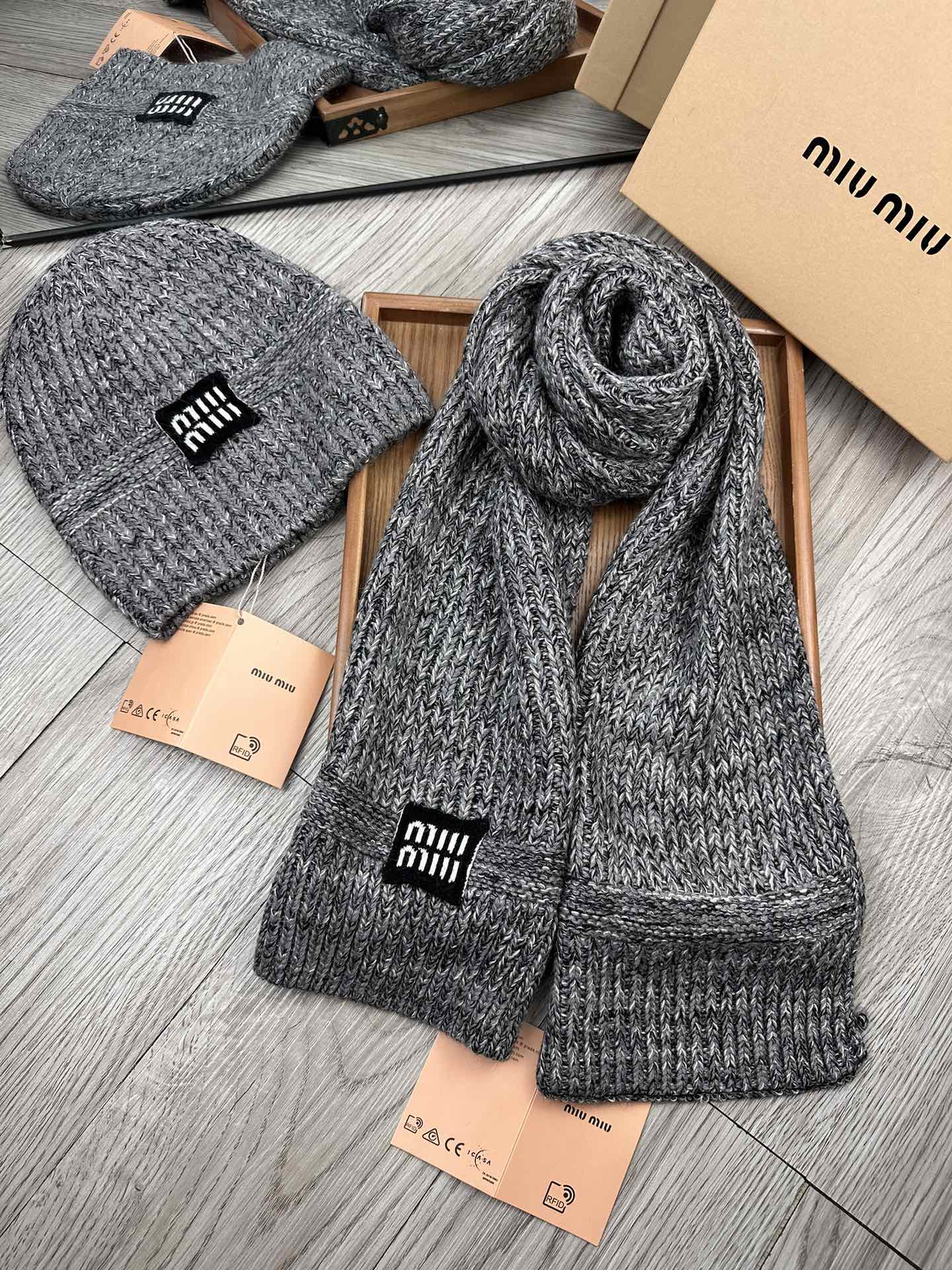 🌹。miumiu。 【羊毛套装帽子】经典套装帽子！帽子➕围巾！70%羊毛➕30%兔毛。暖暖哒超级舒服～冬日小姐姐减龄神器