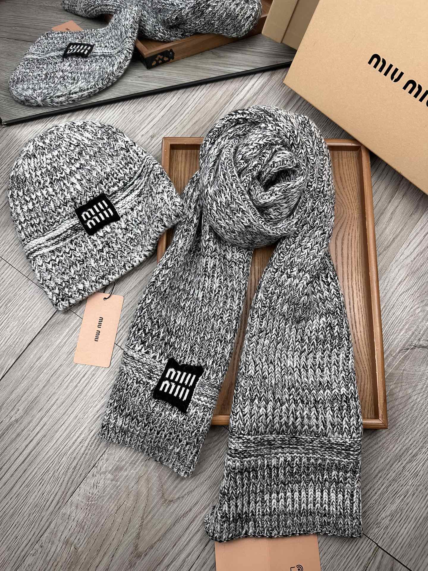 🌹。miumiu。 【羊毛套装帽子】经典套装帽子！帽子➕围巾！70%羊毛➕30%兔毛。暖暖哒超级舒服～冬日小姐姐减龄神器
