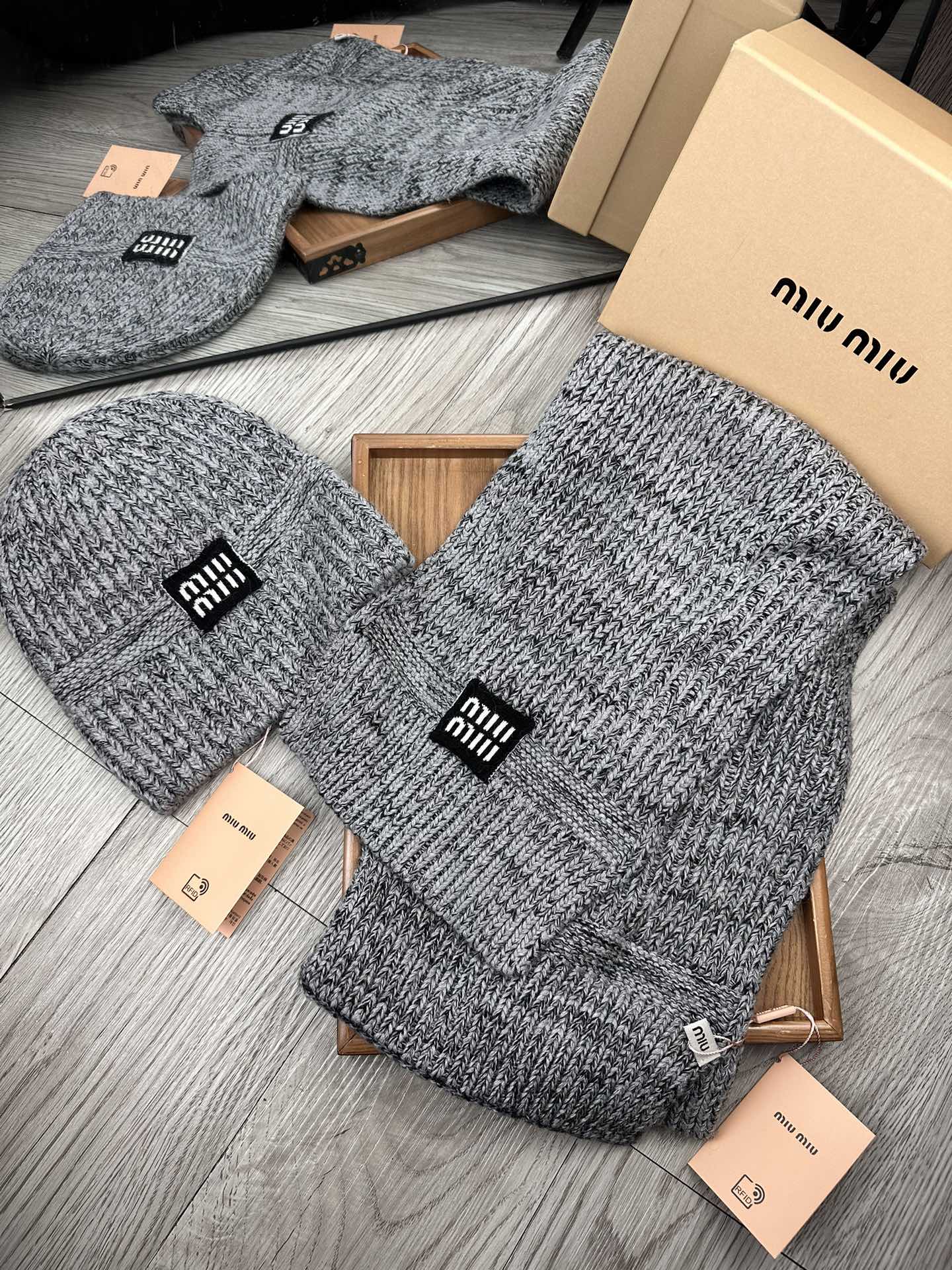 🌹。miumiu。 【羊毛套装帽子】经典套装帽子！帽子➕围巾！70%羊毛➕30%兔毛。暖暖哒超级舒服～冬日小姐姐减龄神器
