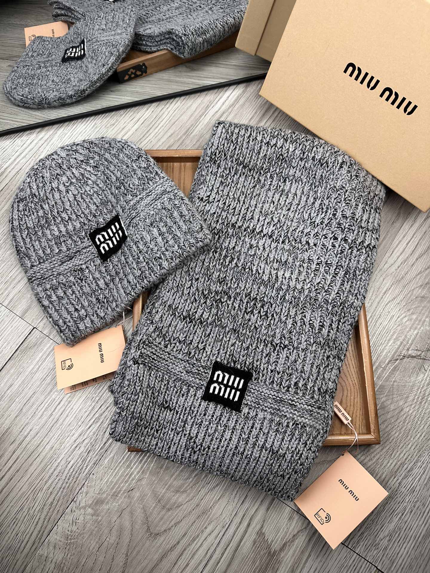 🌹。miumiu。 【羊毛套装帽子】经典套装帽子！帽子➕围巾！70%羊毛➕30%兔毛。暖暖哒超级舒服～冬日小姐姐减龄神器